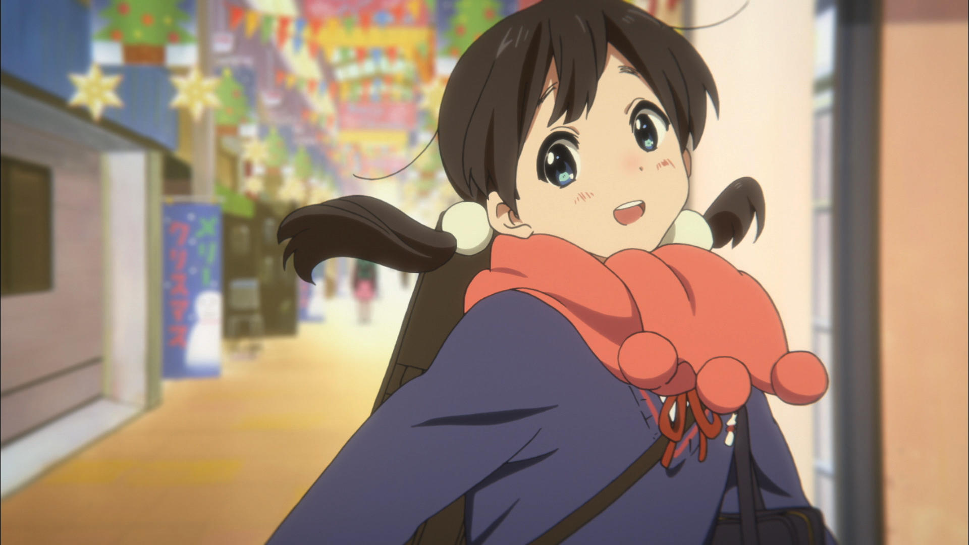 Anime-Mädchen mit Zöpfen und rotem Schal auf einer geschmückten Straße.