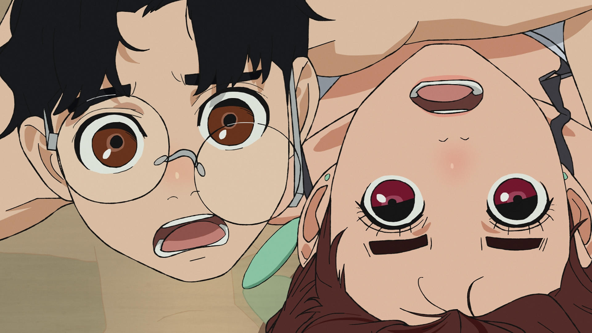 Zwei Anime-Charaktere mit großen Augen, einer trägt eine Brille, der andere ist auf dem Kopf stehend.