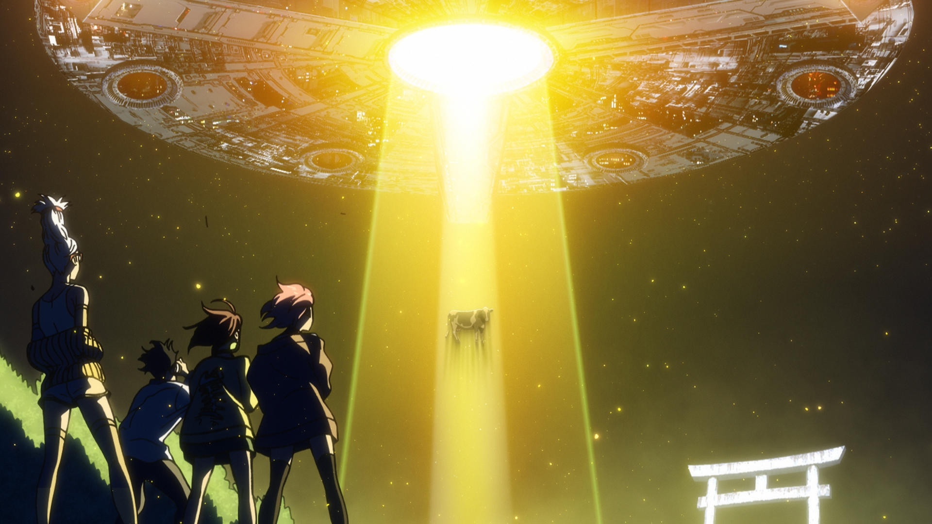 Menschen sehen zu, wie eine Kuh in einem sternenklaren Himmel in ein großes, rundes UFO gebeamt wird.