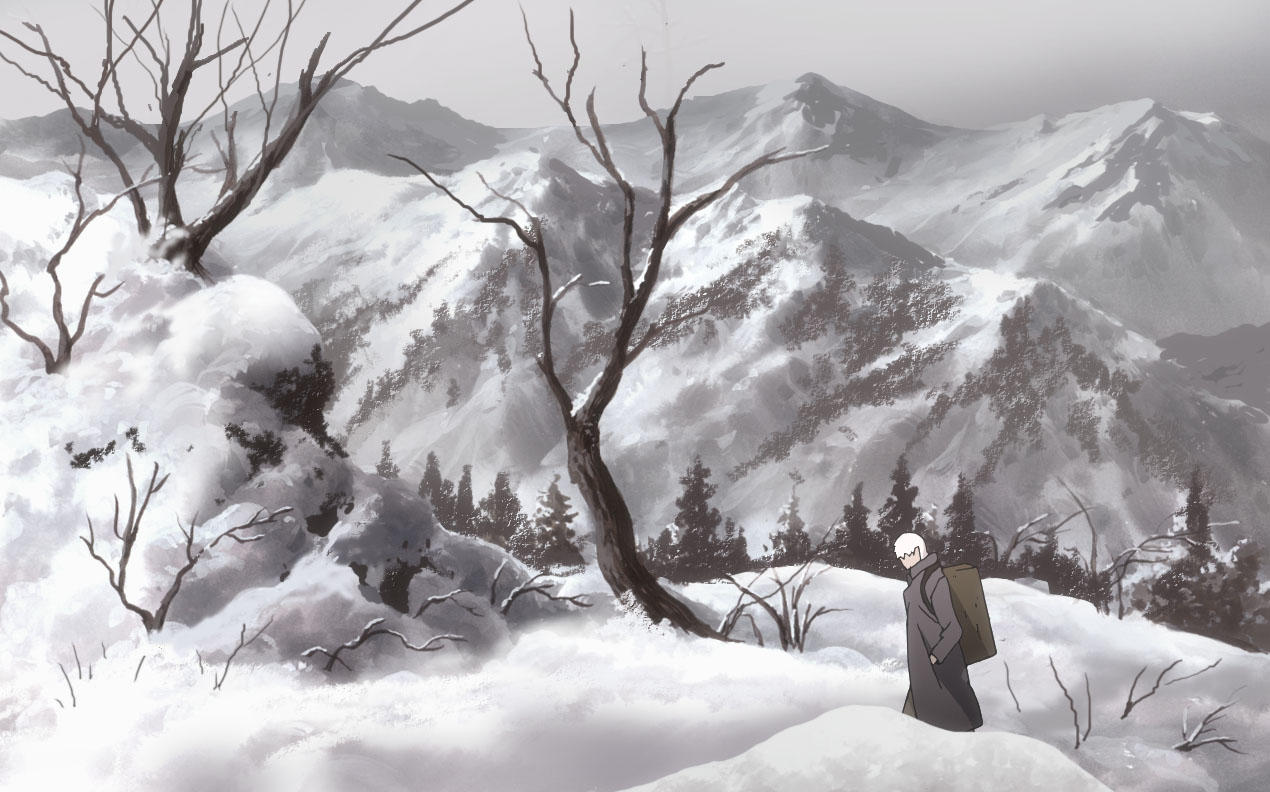 Eine Person mit Rucksack geht durch eine verschneite Berglandschaft mit kahlen Bäumen.
