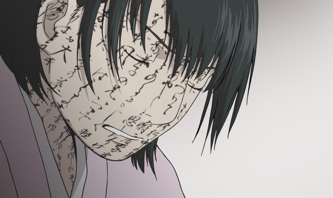 Anime-Charakter mit dunklem Haar und Schriftzeichen auf dem Gesicht.
