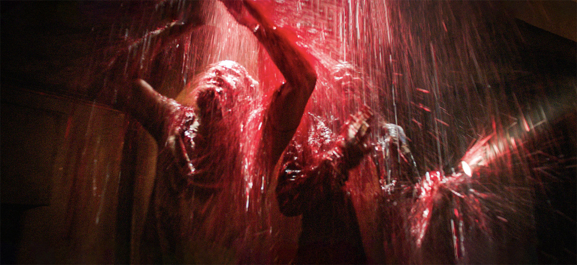 Menschliche Figuren in rotem Wasser unter Dusche.