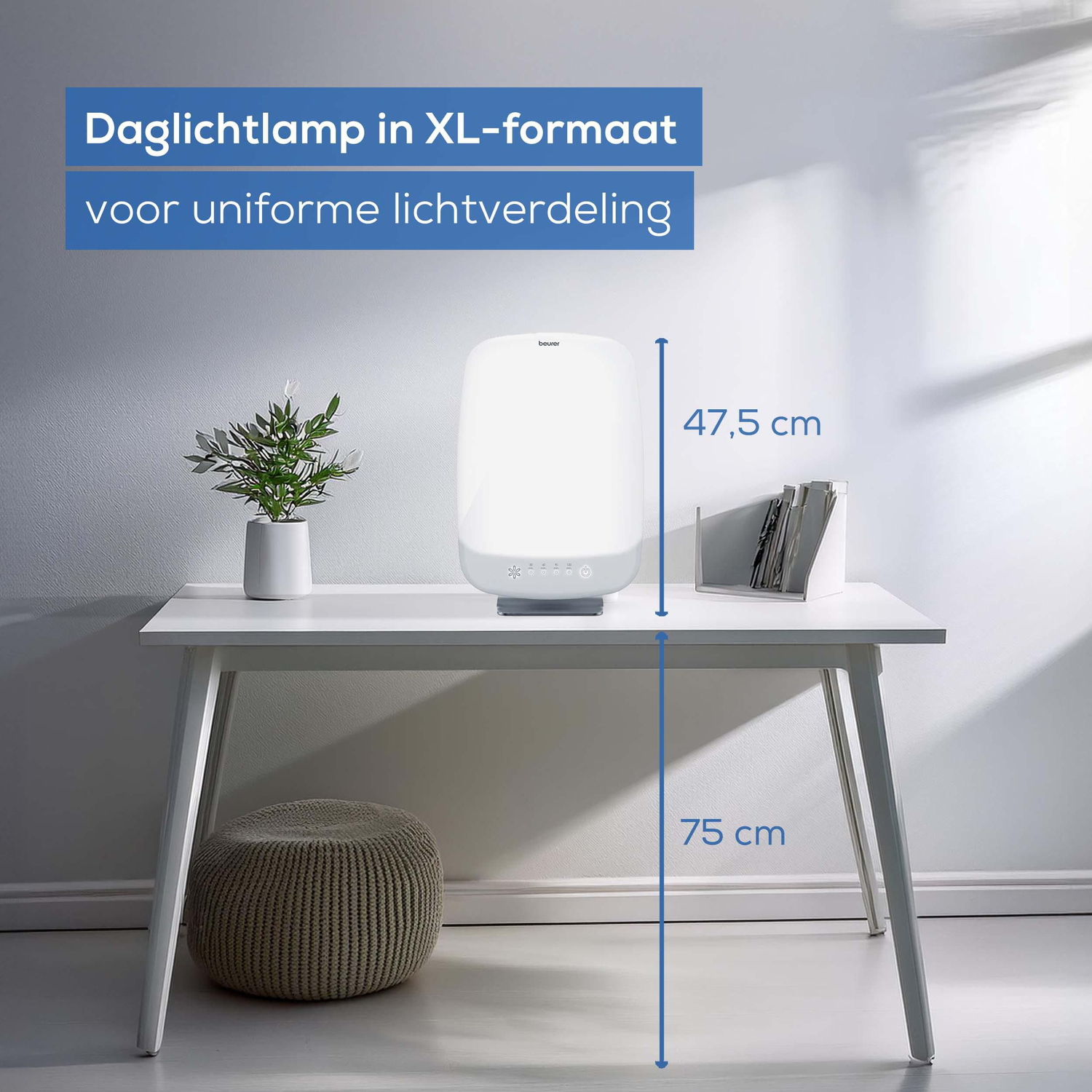 Een witte bureau met een lichttherapielamp en een plant. Een beige poef eronder. Afmetingen: 47,5 cm en 75 cm.