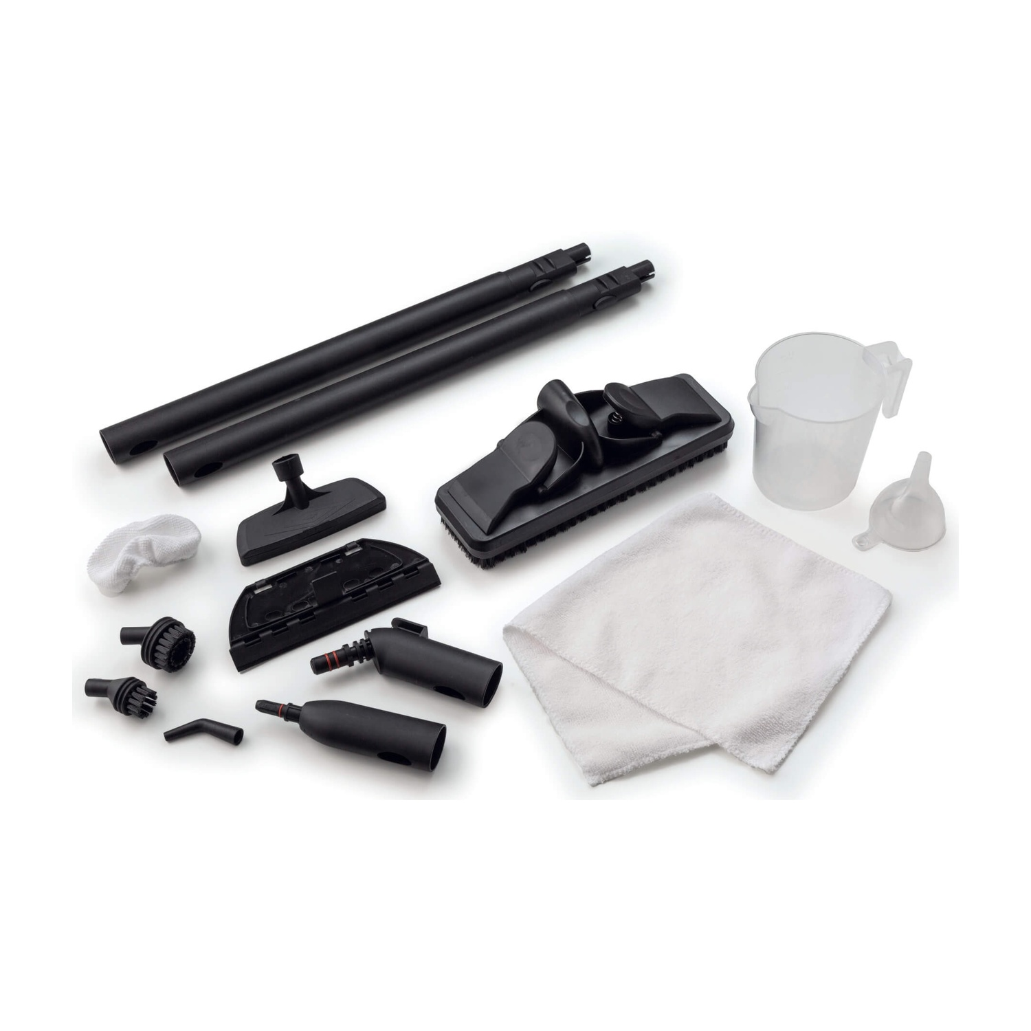 Un set di accessori neri per pulitori a vapore su una superficie bianca, tra cui spazzole, ugelli e un panno per la pulizia.