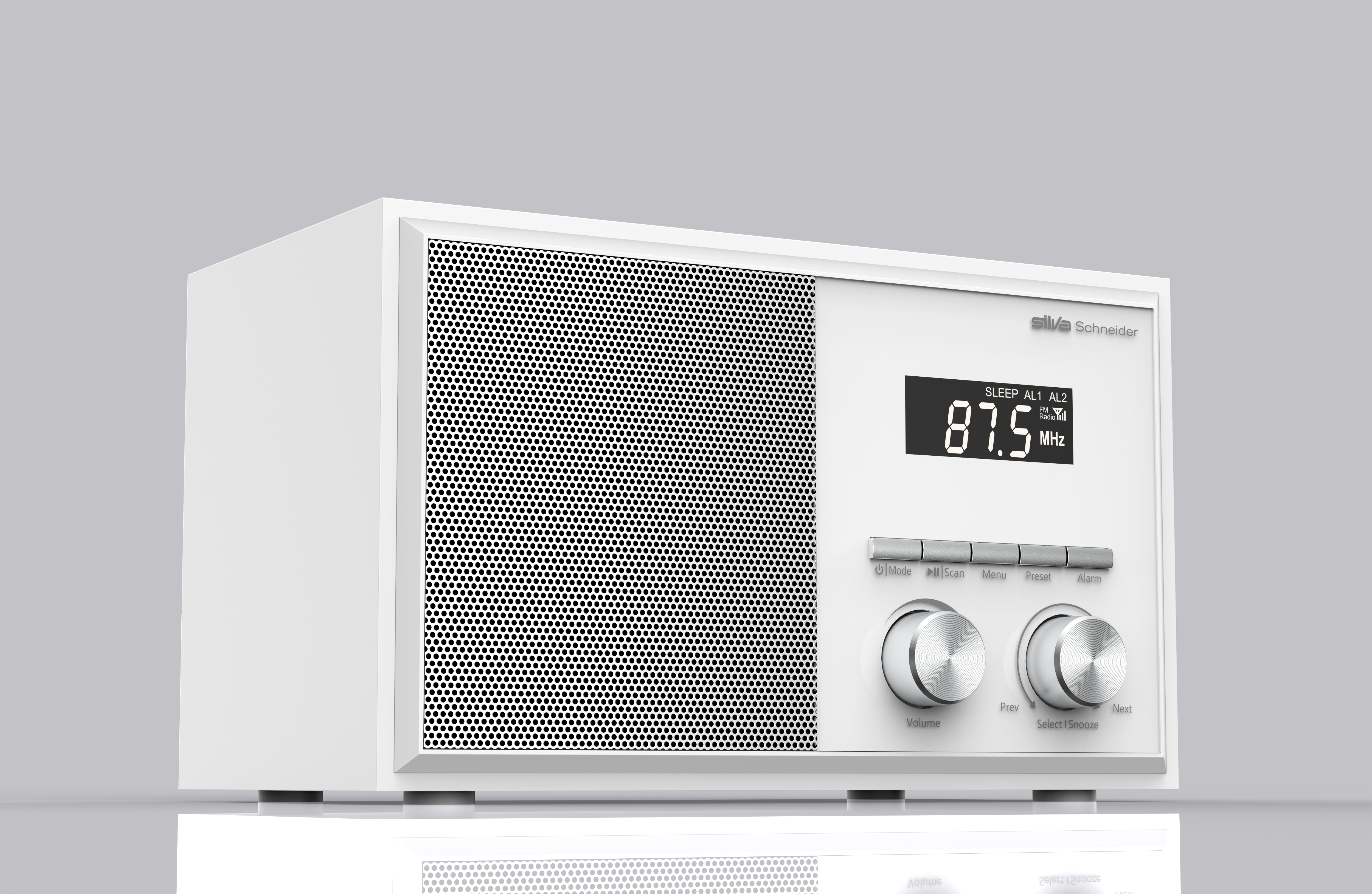 Ein weißes Radio mit Lautsprecher, Display und Knöpfen. Das Display zeigt 87,5 MHz. Der Markenname ist Silva Schneider.