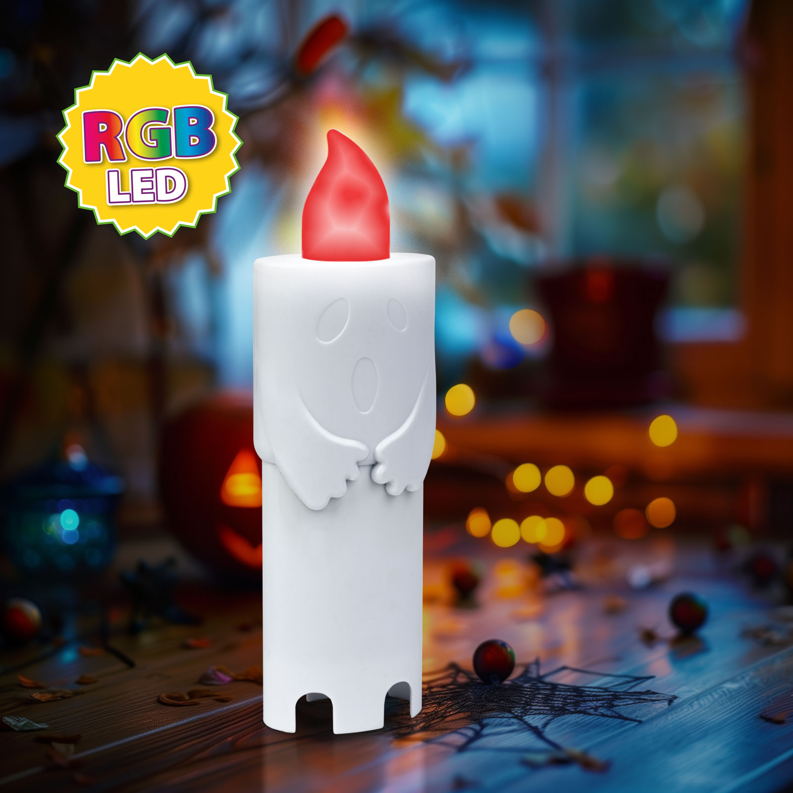 Egy fehér szellemgyertya piros lánggal, egy faasztalon Halloween dekorációval és egy RGB LED felirattal.