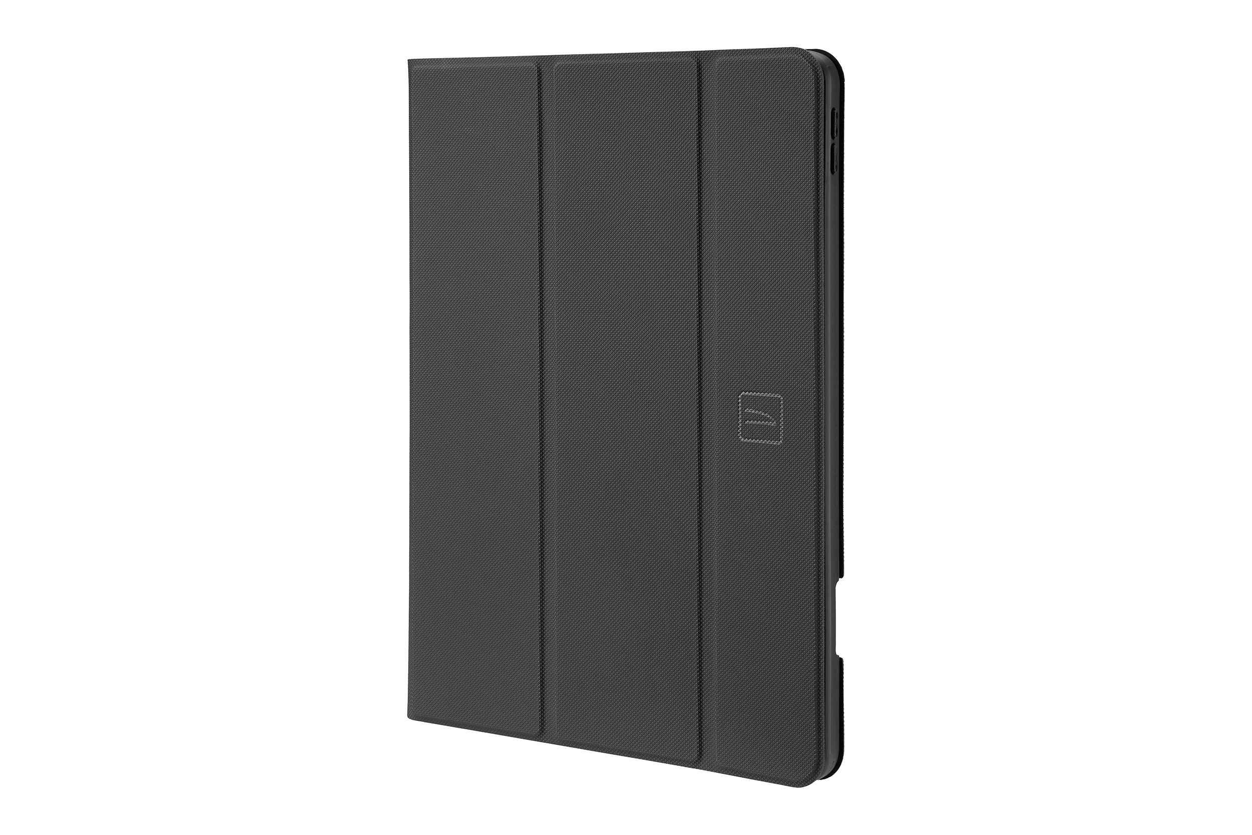 Eine geschlossene, schwarze Tablethülle mit strukturierter Oberfläche vor weißem Hintergrund.