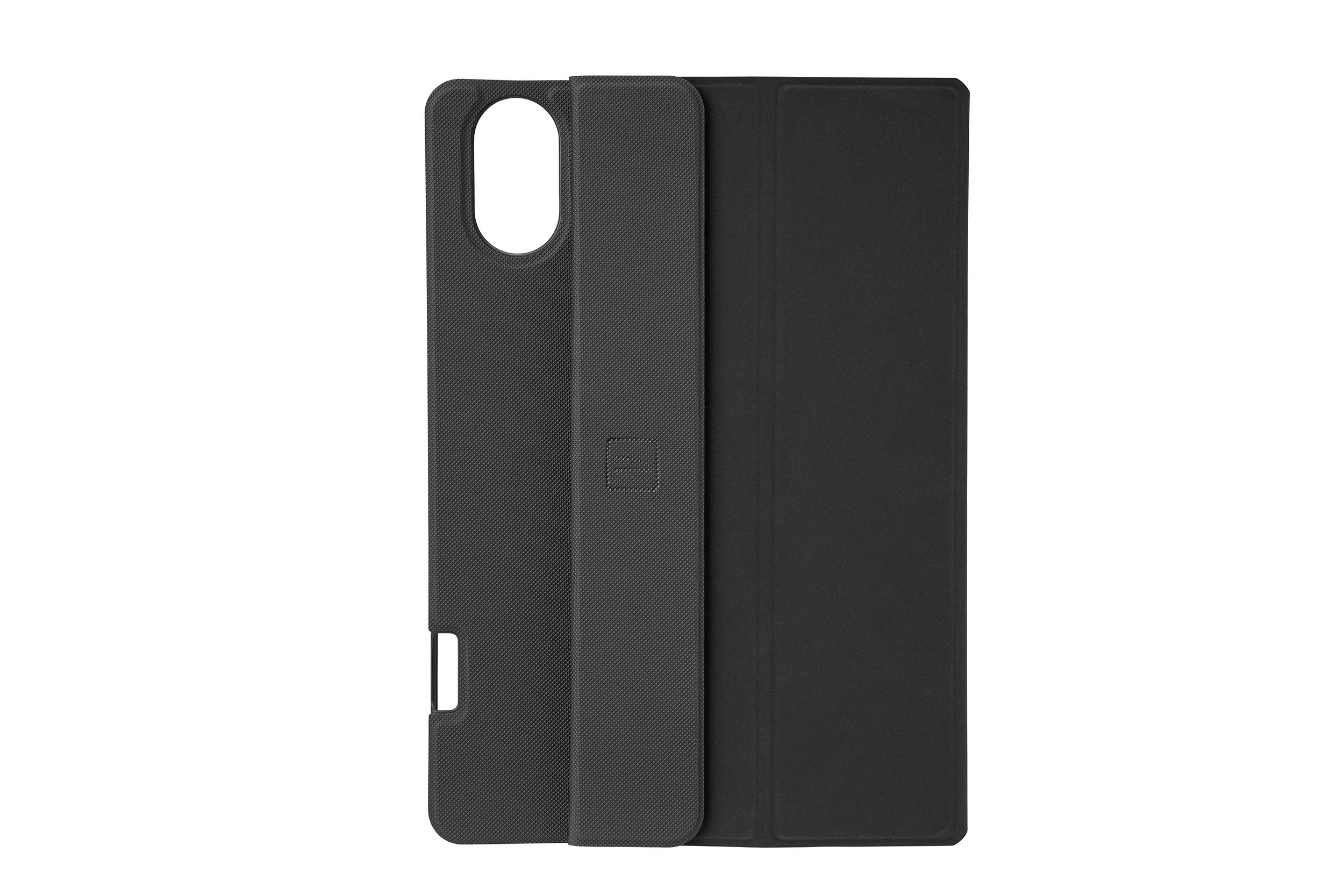 Eine schwarze Handyhülle ist geöffnet. Die Hülle hat eine strukturierte Abdeckung und eine Öffnung für die Kamera.