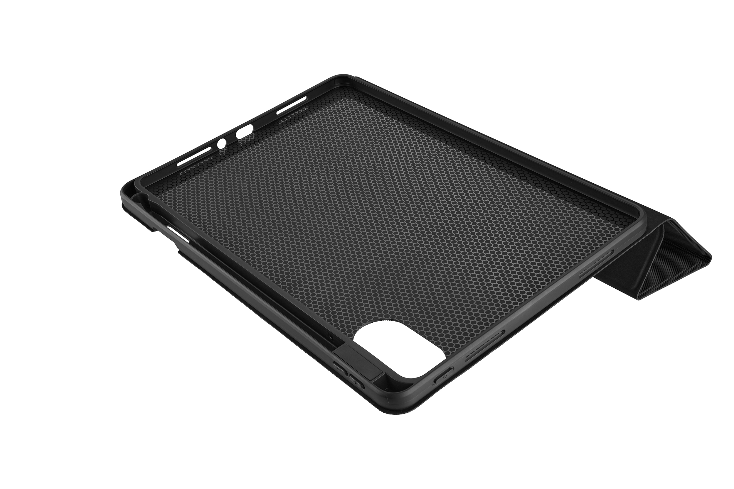 Schwarze Tablet-Hülle mit Wabenmuster im Inneren und Klappständer, abgewinkelt auf weißem Hintergrund.