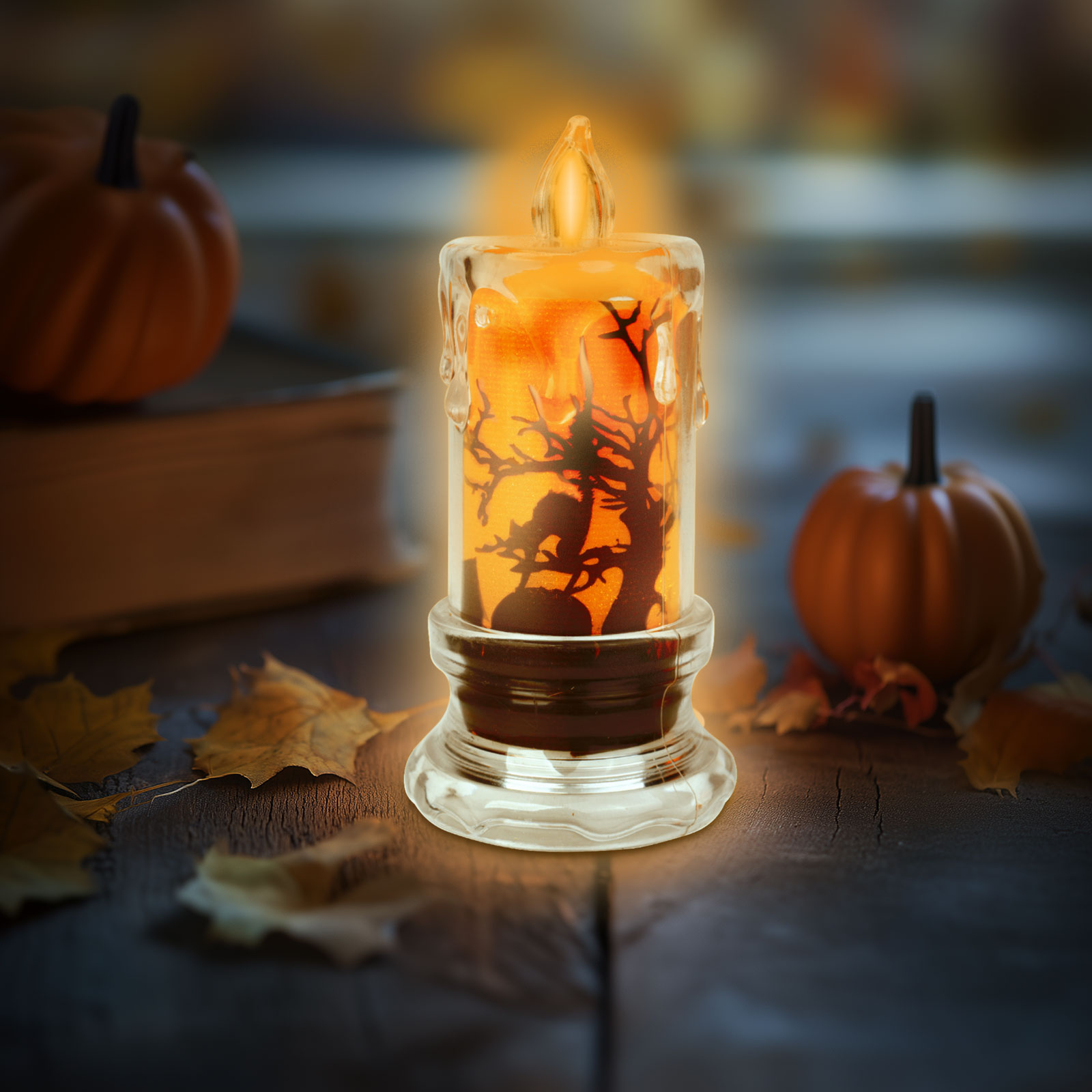 Egy világító Halloween-gyertya fa mintával egy asztalon áll. A háttérben tökök és levelek láthatók.