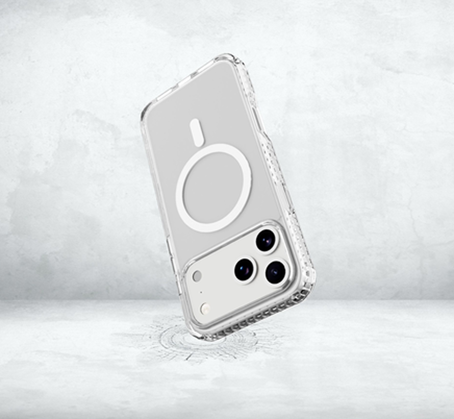 Una funda transparente para teléfono se muestra en ángulo. Tiene un círculo blanco y un área rectangular para la cámara. Fondo gris.