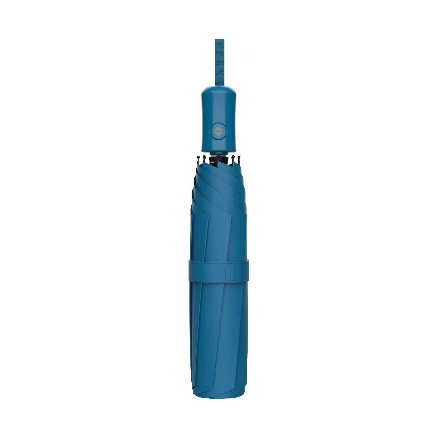 Un ombrello blu chiuso. È in posizione verticale, con un manico e un cinturino. Lo sfondo è bianco.