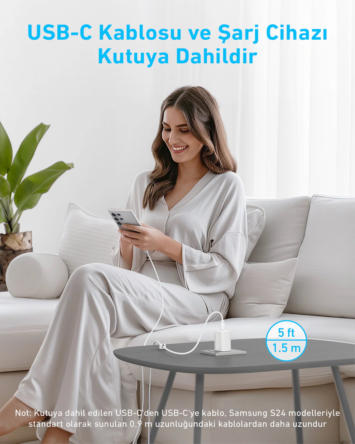 Bir kadın kanepede oturuyor, şarj cihazına bağlı bir telefon kullanıyor. Bir şarj kablosu ve şarj cihazı bir masanın üzerinde. Üstte metin.