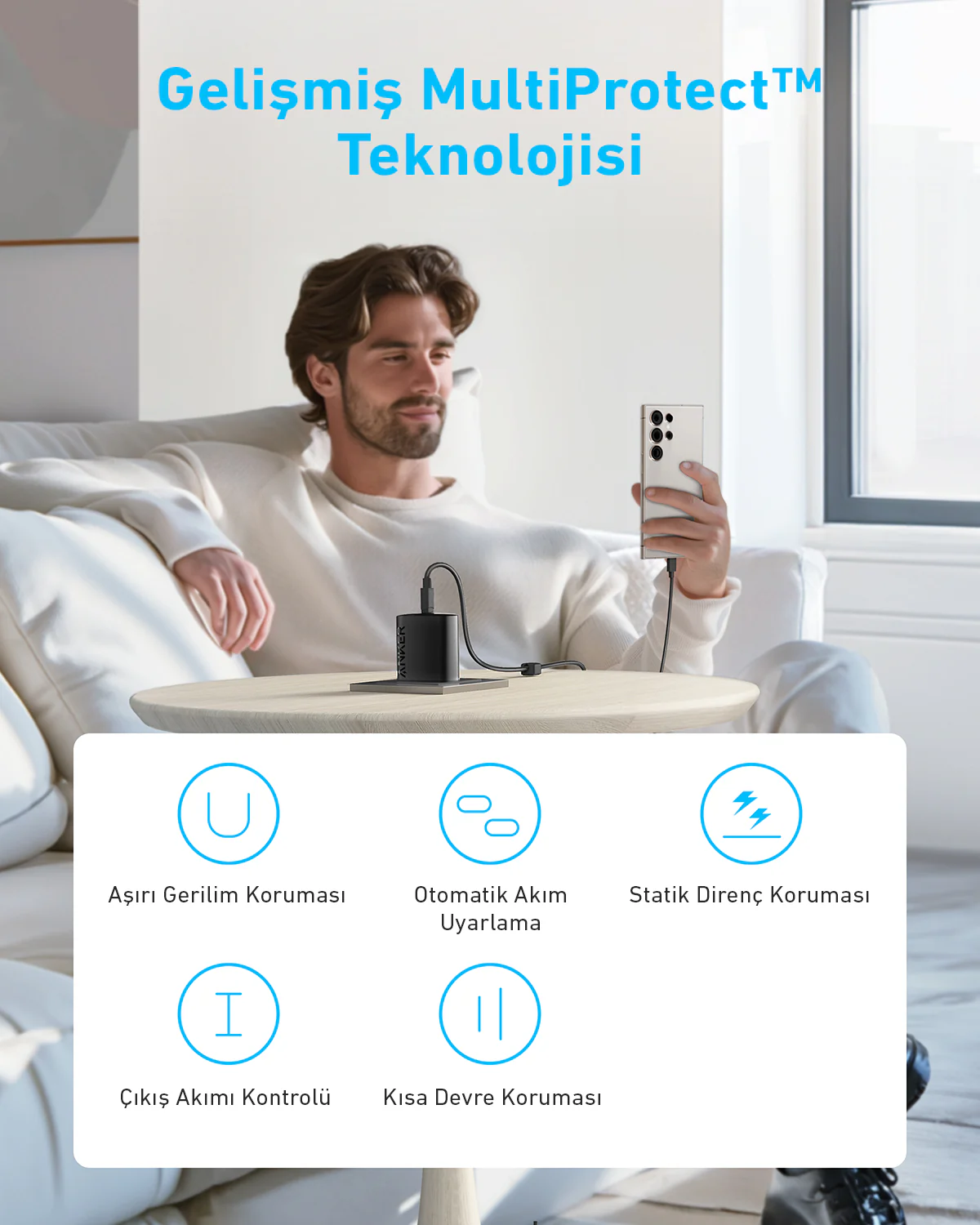 Beyaz bir kanepede oturan, şarj cihazına bağlı bir telefon tutan adam. Metin "Gelişmiş MultiProtect Teknolojisi" diyor.