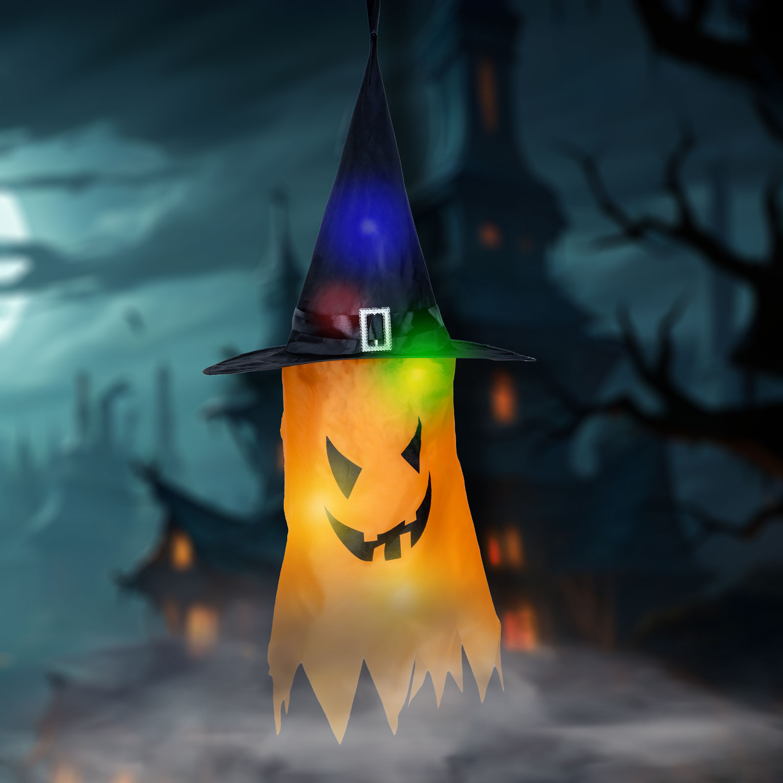 Halloween dekoráció: egy boszorkánykalap narancssárga fénnyel, mosolygós arccal és egy kísértetjárta ház homályos hátterével.