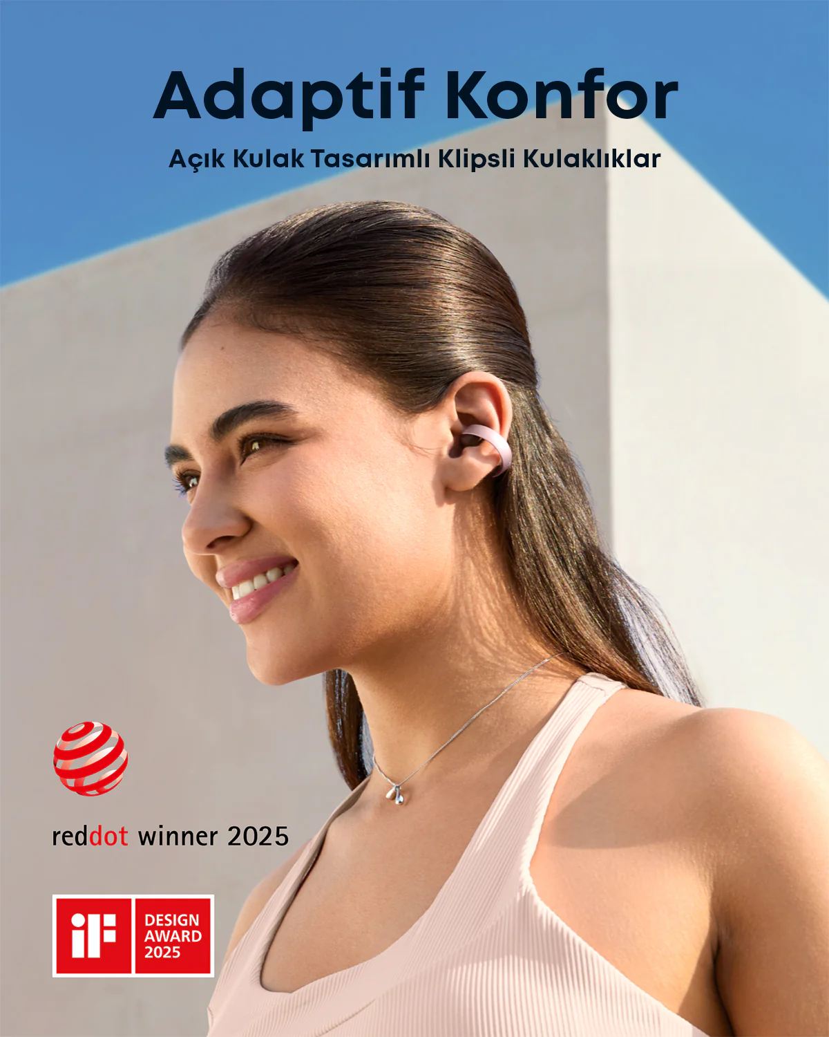 Pembe kulak klipsleri takan bir kadın gülümsüyor. Metin 'Adaptif Konfor' diyor. Kırmızı nokta ve iF Tasarım Ödülü logoları mevcut.