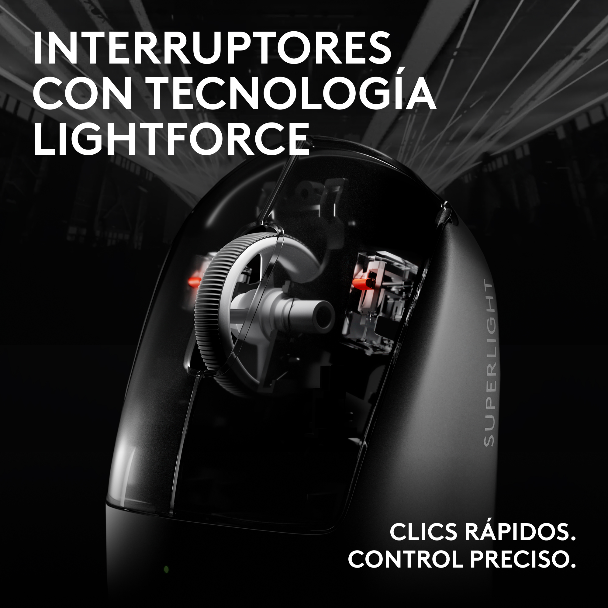 Primer plano del interior de un ratón gaming negro. Destaca componentes internos con acentos rojos sobre fondo oscuro.