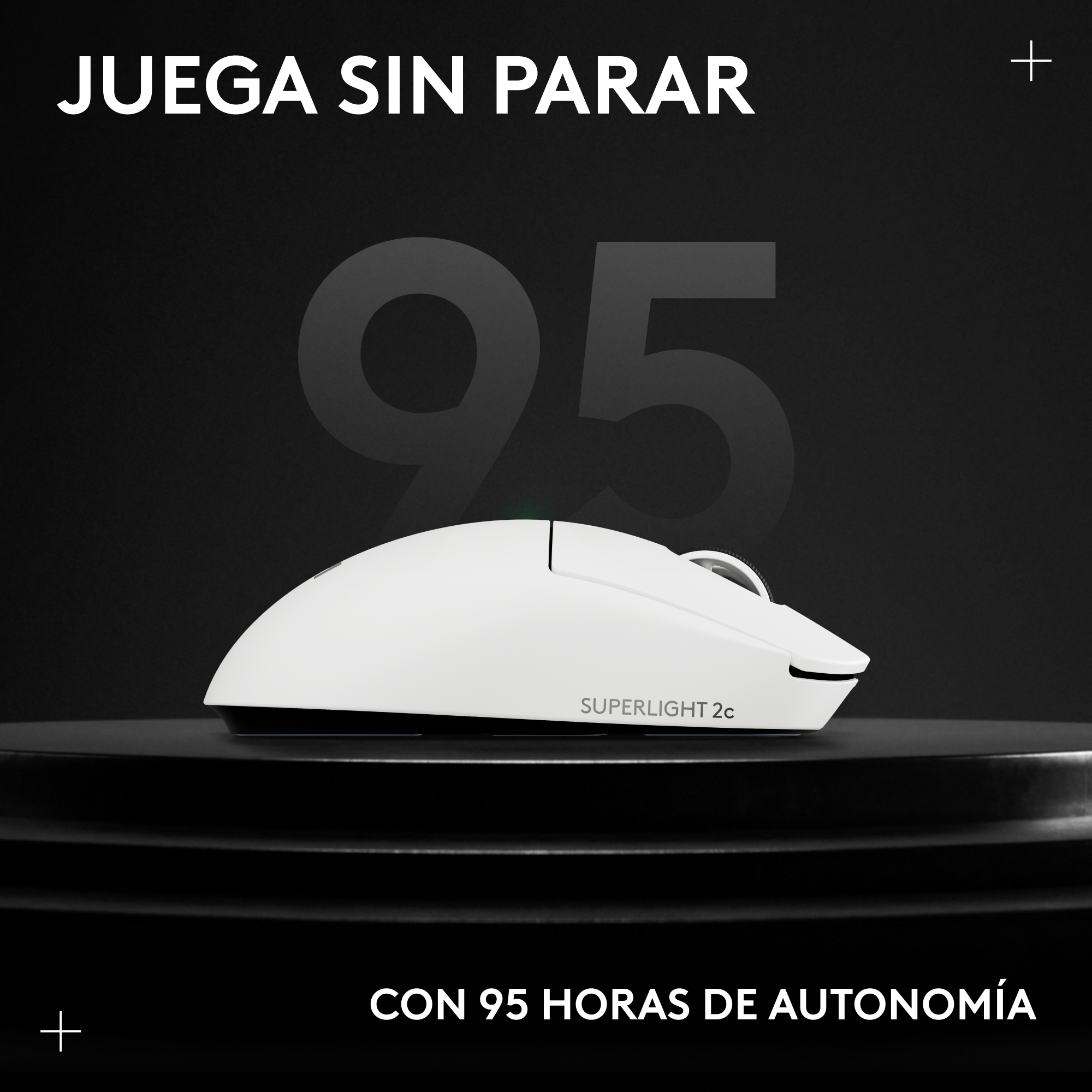 Ratón gaming blanco sobre soporte negro, con "SUPERLIGHT 2c" impreso. Fondo muestra "95" y texto "JUEGA SIN PARAR".