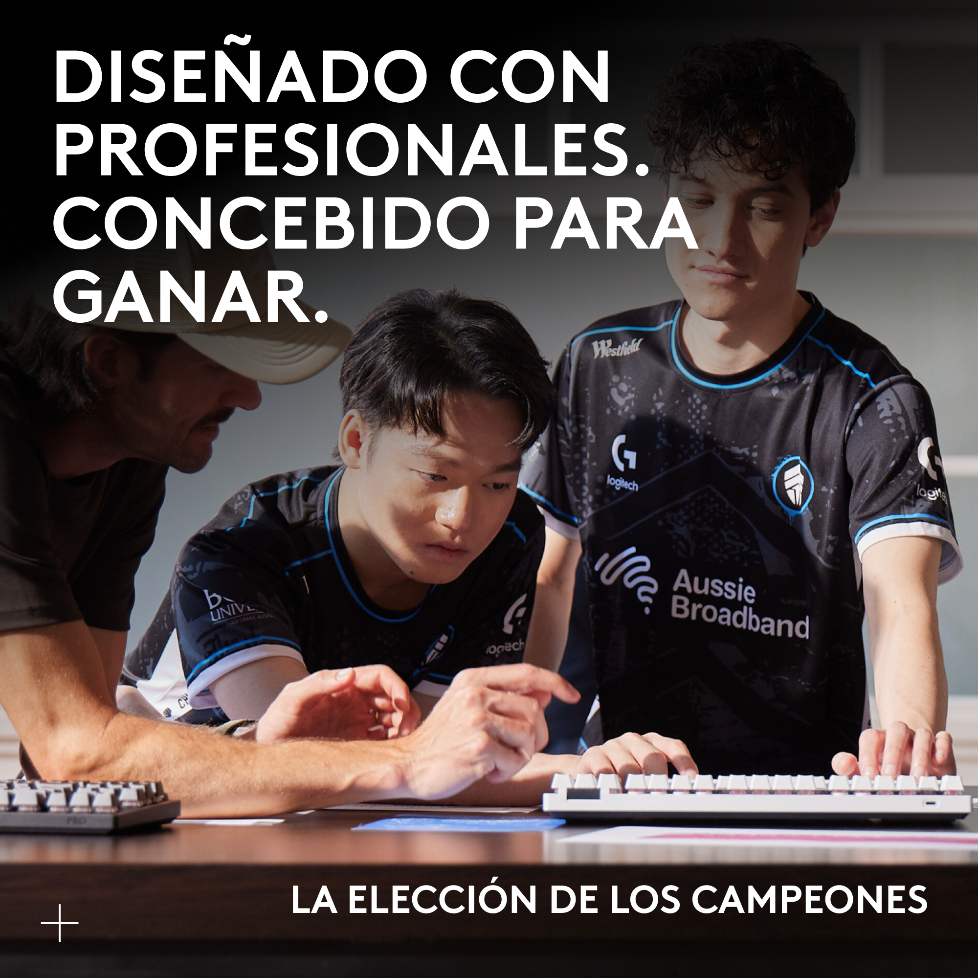 Tres hombres mirando un teclado. Texto: 'Diseñado con profesionales. Concebido para ganar. La elección de los campeones.'