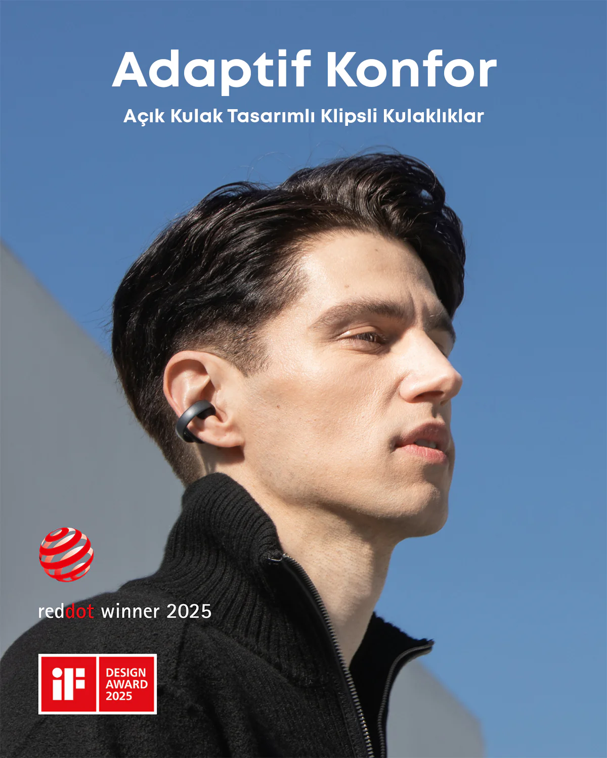 Yan tarafa bakan, kulaklık takan bir adam. Metin: 'Adaptif Konfor'. Red Dot winner 2025 ve iF Design Award 2025 logoları.