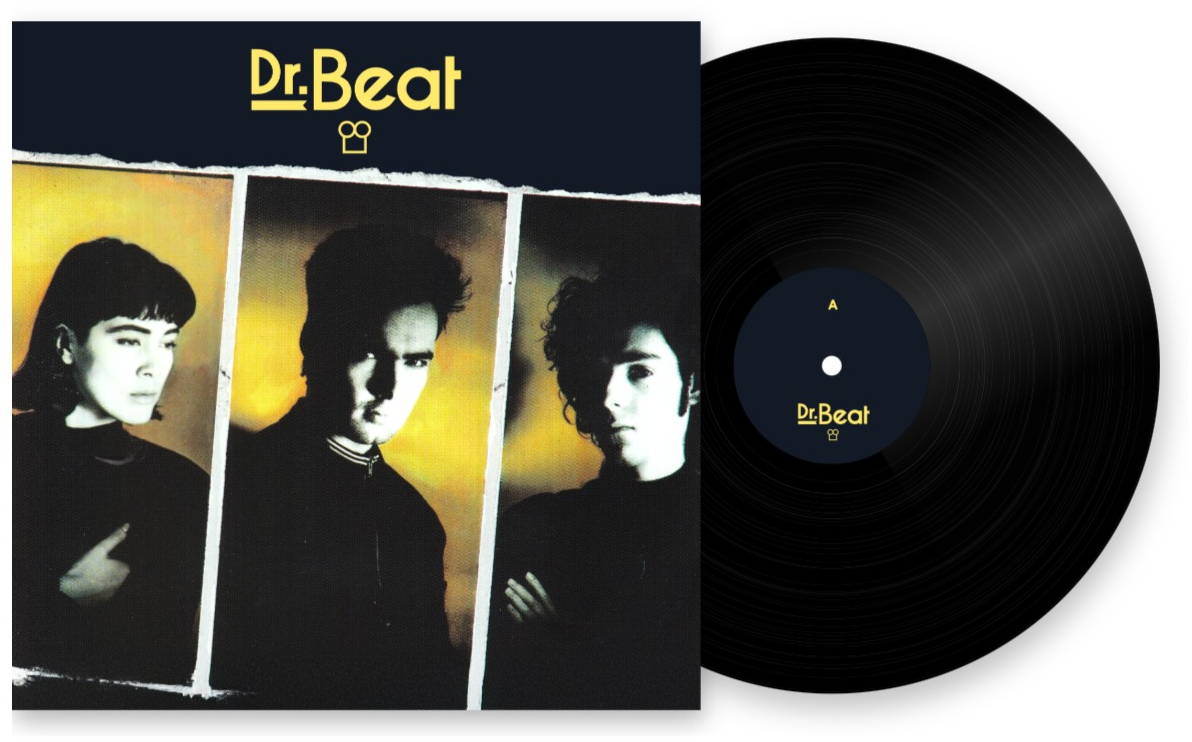 A Dr. Beat album borítója, három emberrel és egy hanglemezzel. A borító sötétkék, sárga és fehér. A hanglemez fekete.