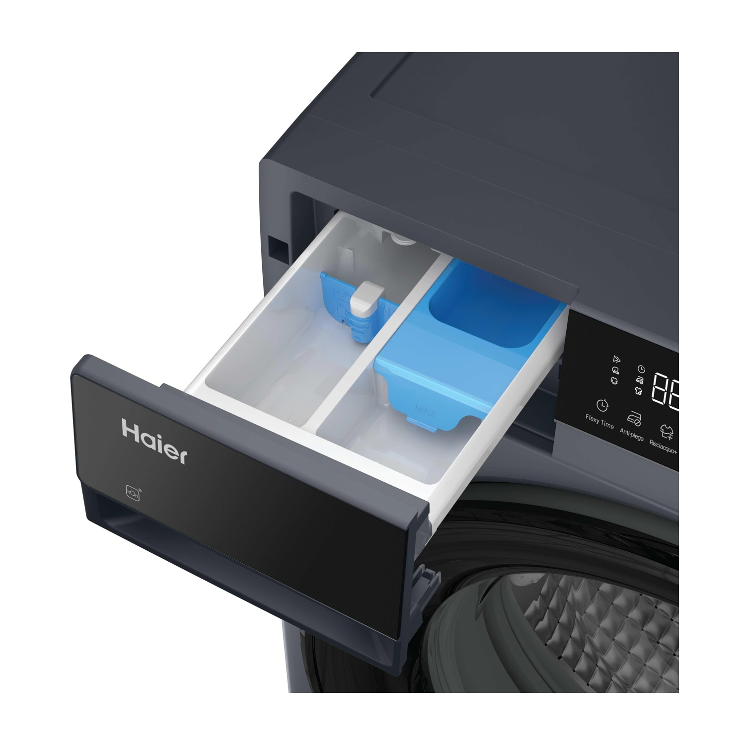 Primo piano di una lavatrice Haier. Il cassetto del detersivo è aperto, mostrando scomparti. La macchina ha un display digitale e un pannello di controllo.