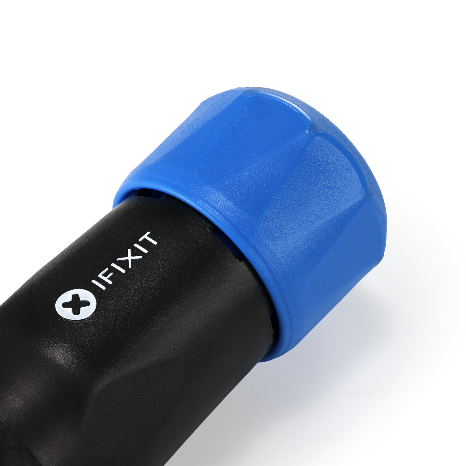 Gros plan sur un tournevis iFixit. Le tournevis a une poignée noire avec un logo blanc et un embout bleu. Fond blanc.