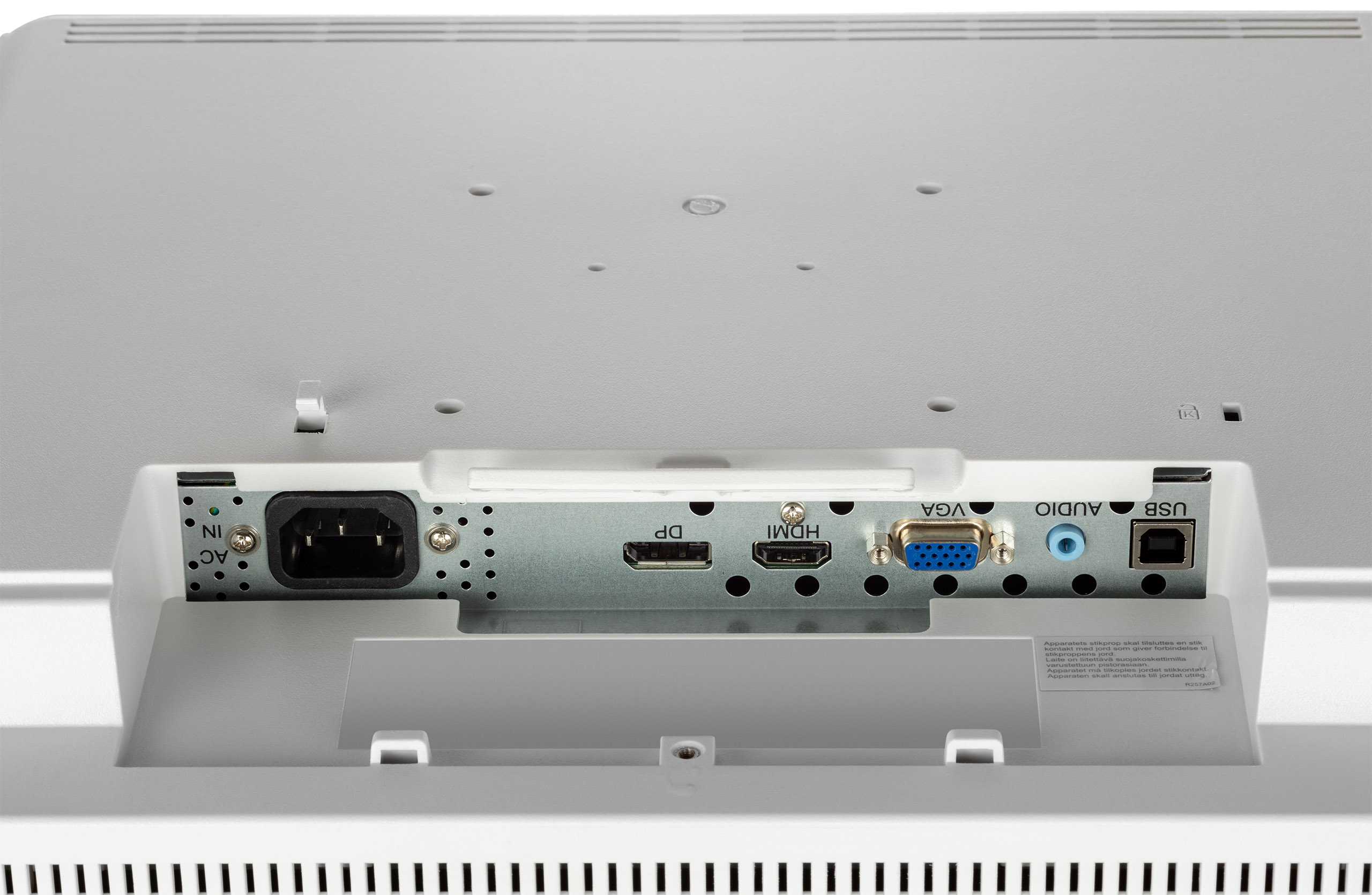 Rückseite eines weißen Monitors mit Anschlüssen für Strom, DP, HDMI, VGA, Audio und USB. Text ist sichtbar.