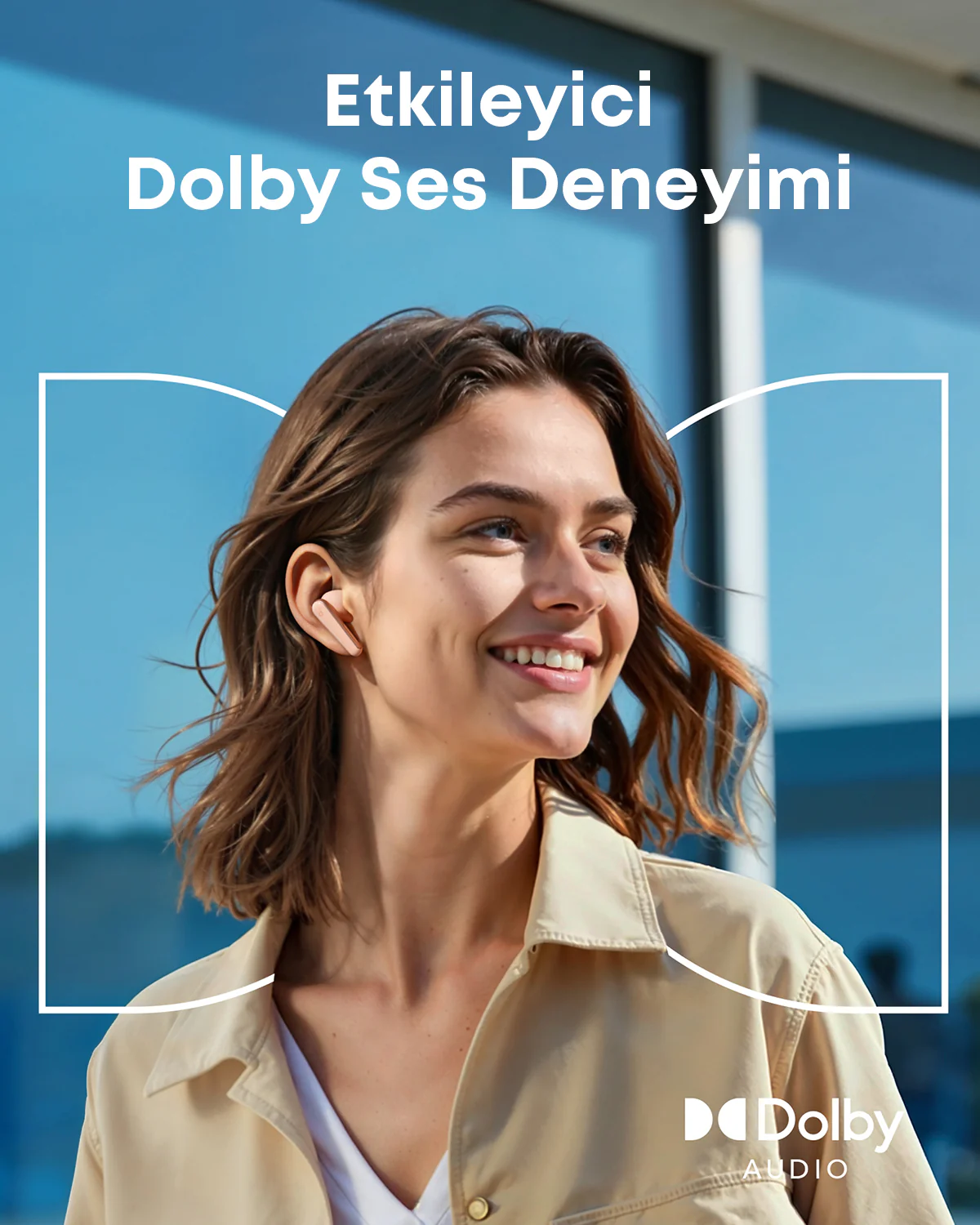 Kulaklık takan, bej ceketli, sağa bakan gülen bir kadın. Metin: 'Etkileyici Dolby Ses Deneyimi'.