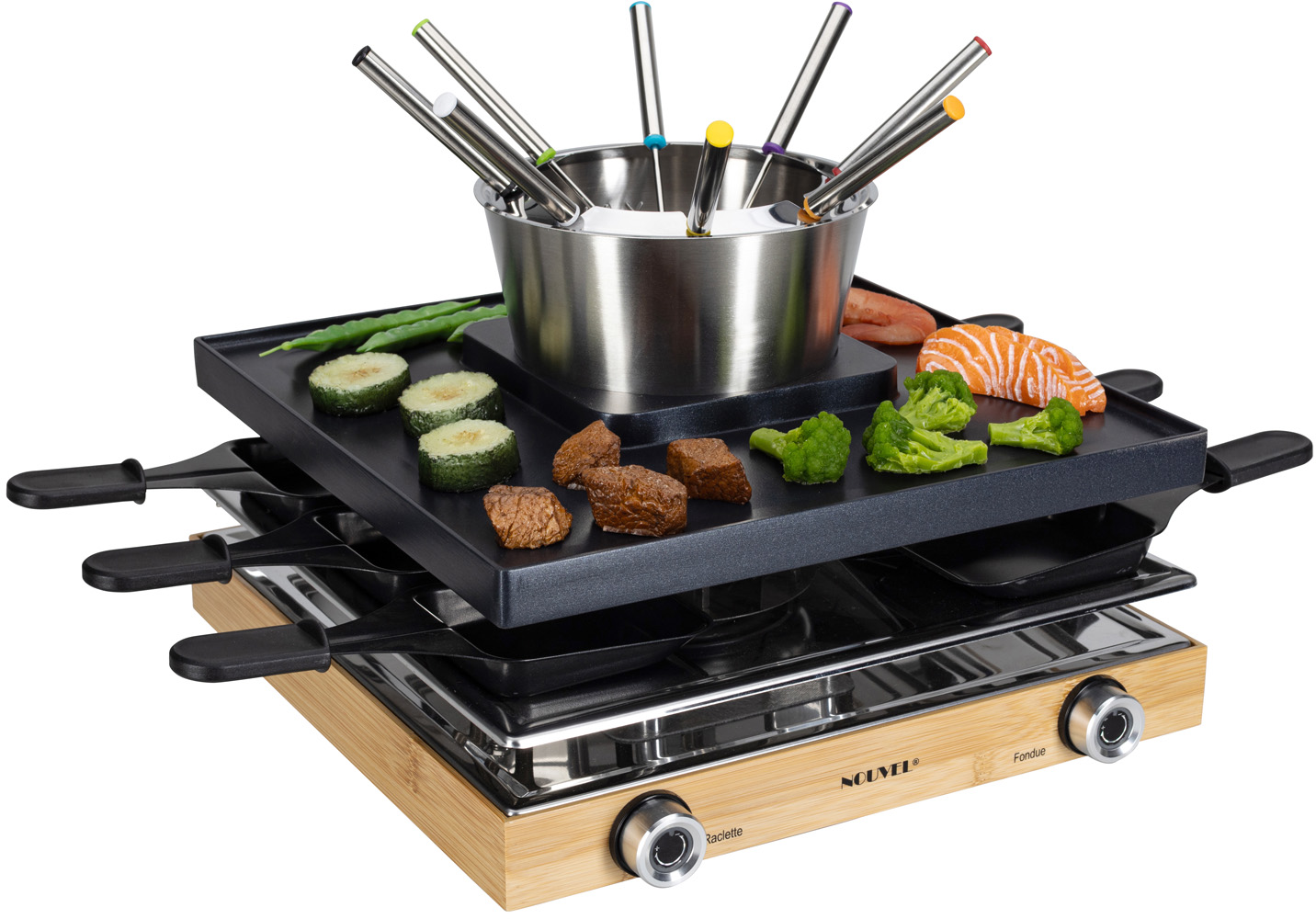Un set per fonduta e raclette con verdure, carne e una pentola per fonduta con forchette colorate. Base in legno e superfici di cottura nere.