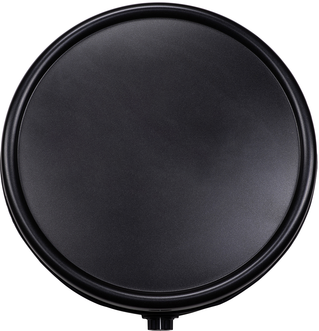 Ein schwarzes elektronisches Drum-Pad, kreisförmig mit erhabenem Rand. Unten in der Mitte befindet sich ein kleiner Knopf. Weißer Hintergrund.