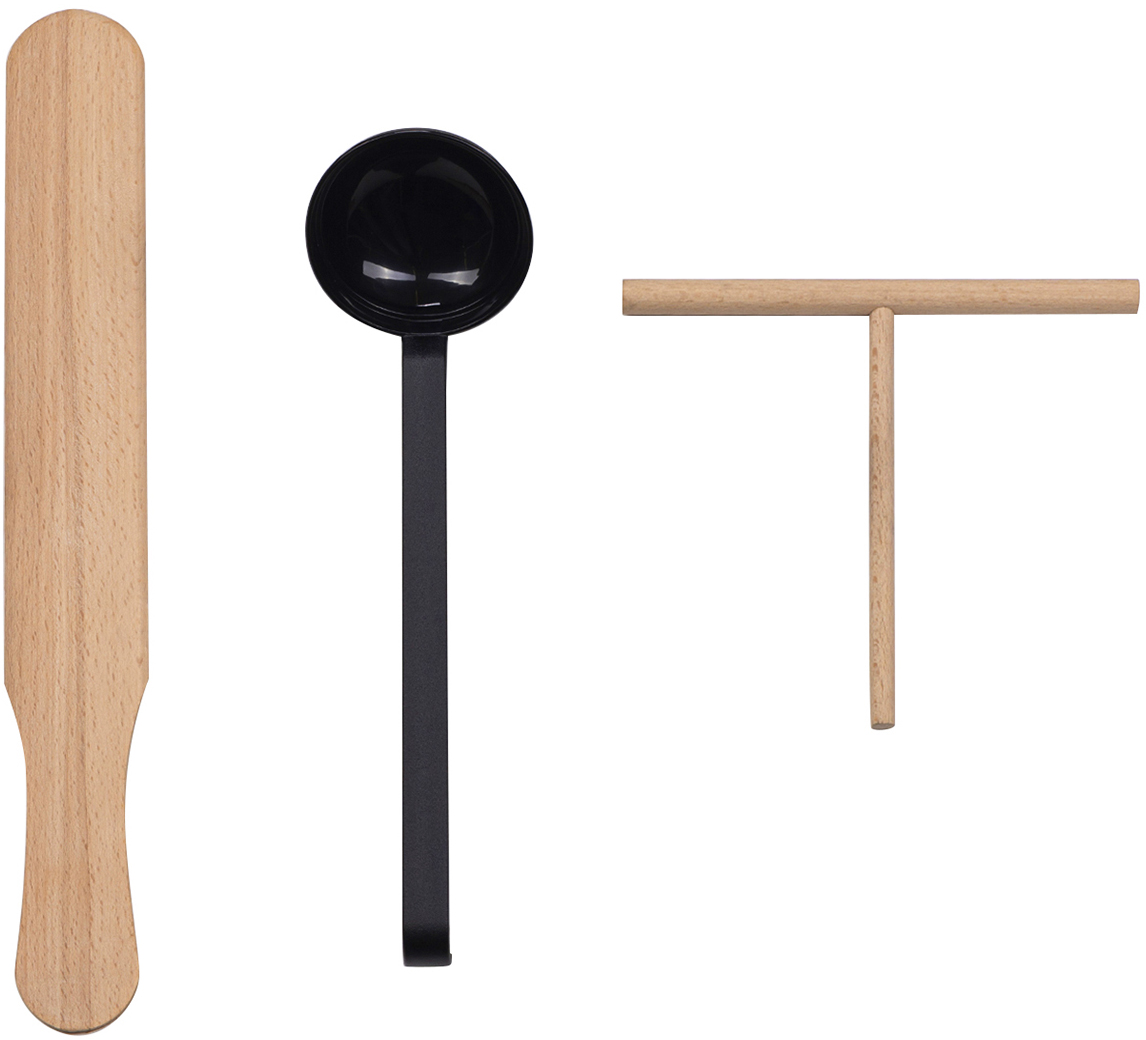 Drei Küchenutensilien: Holzspatel, schwarze Kelle und Crêpes-Maker aus Holz. Alles vor weißem Hintergrund.