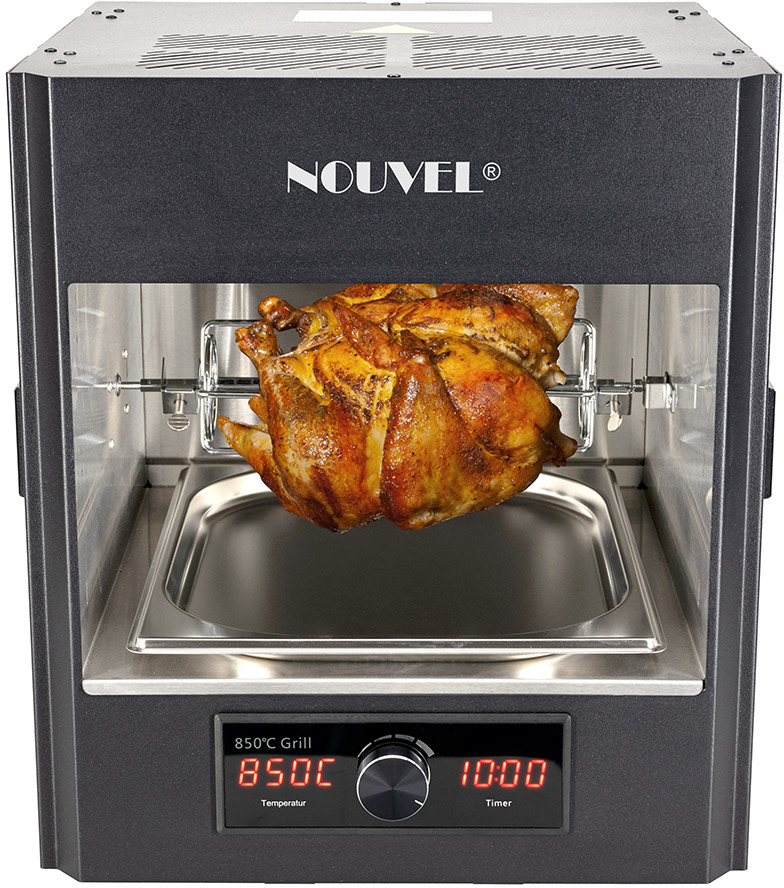 Un intero pollo arrosto all'interno di un forno nero. Il forno mostra le impostazioni di temperatura e timer. Il marchio del forno è Nouvel.