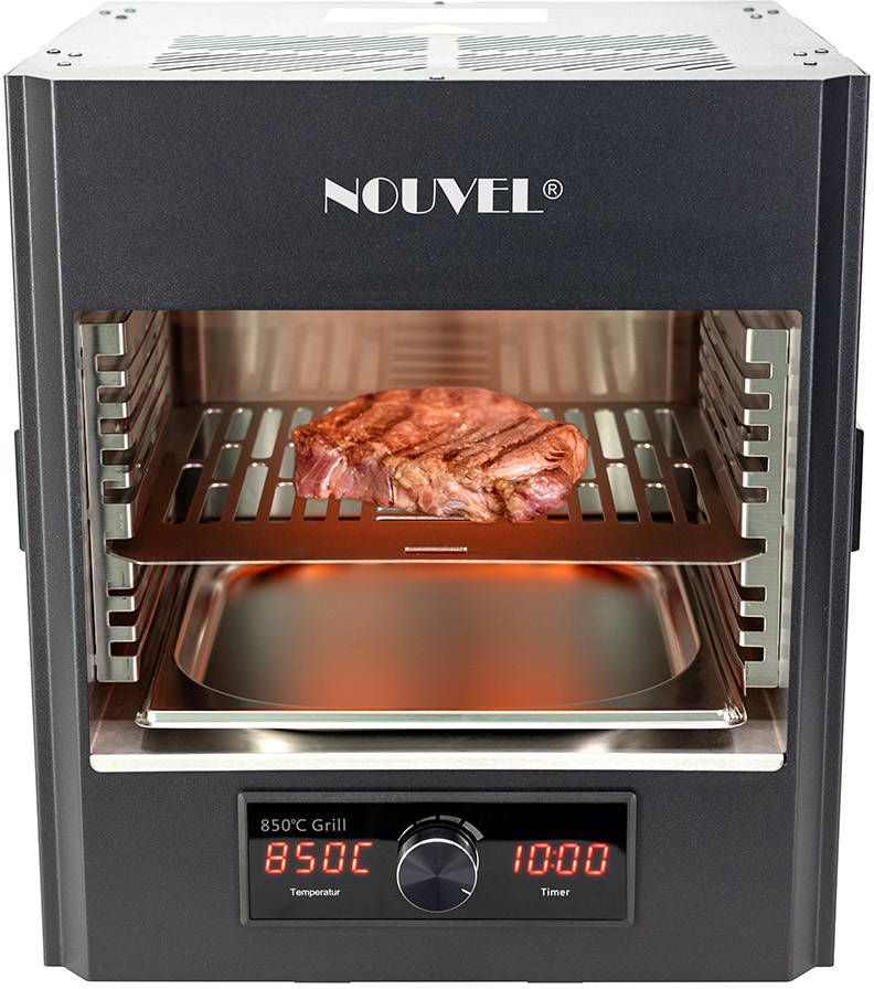 Una bistecca sta cuocendo in forno. Il forno visualizza 850C e un timer. Il forno è nero con il marchio NOUVEL.
