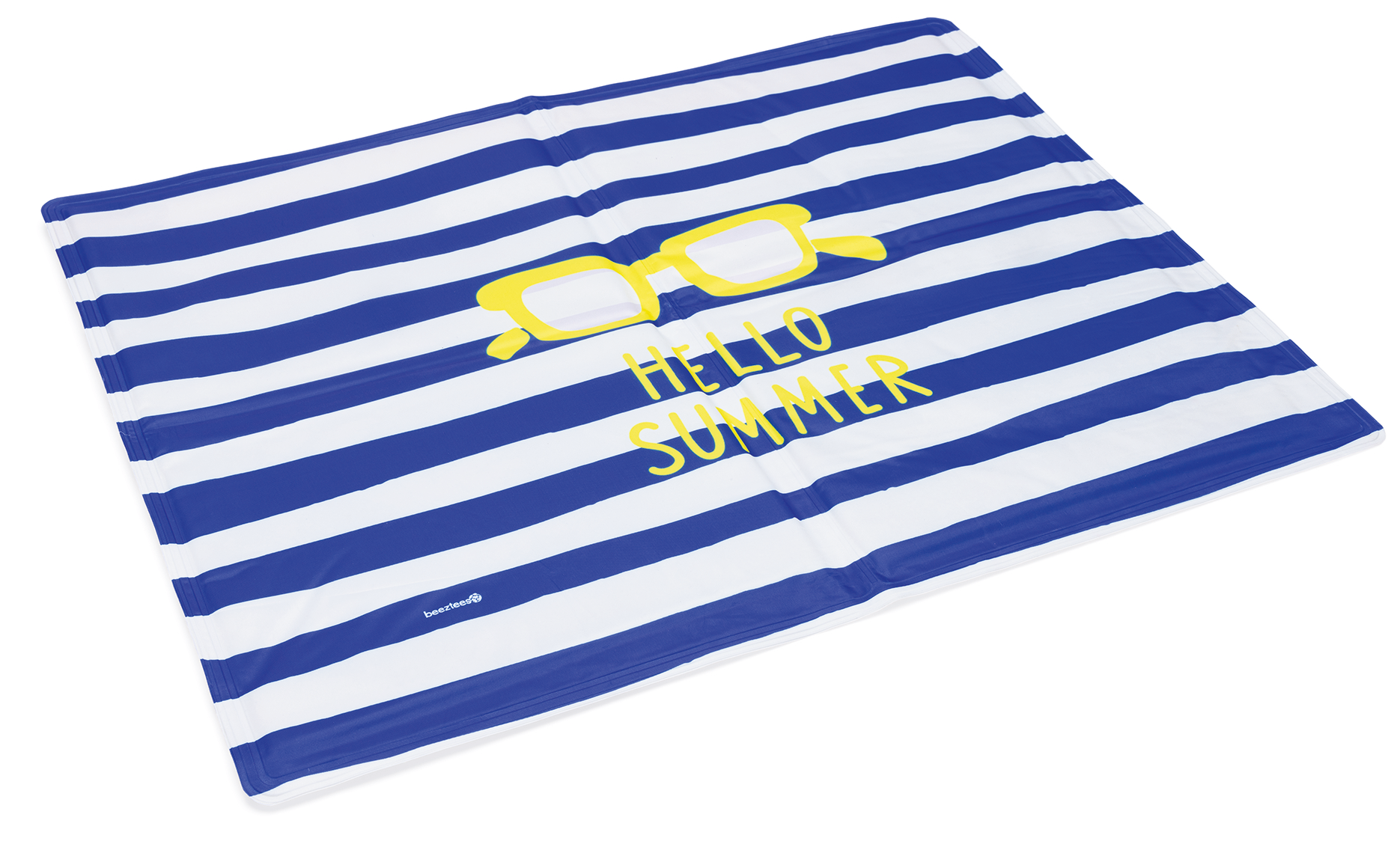 Kék-fehér csíkos strandmatrac sárga napszemüveggel és a 'HELLO SUMMER' felirattal.