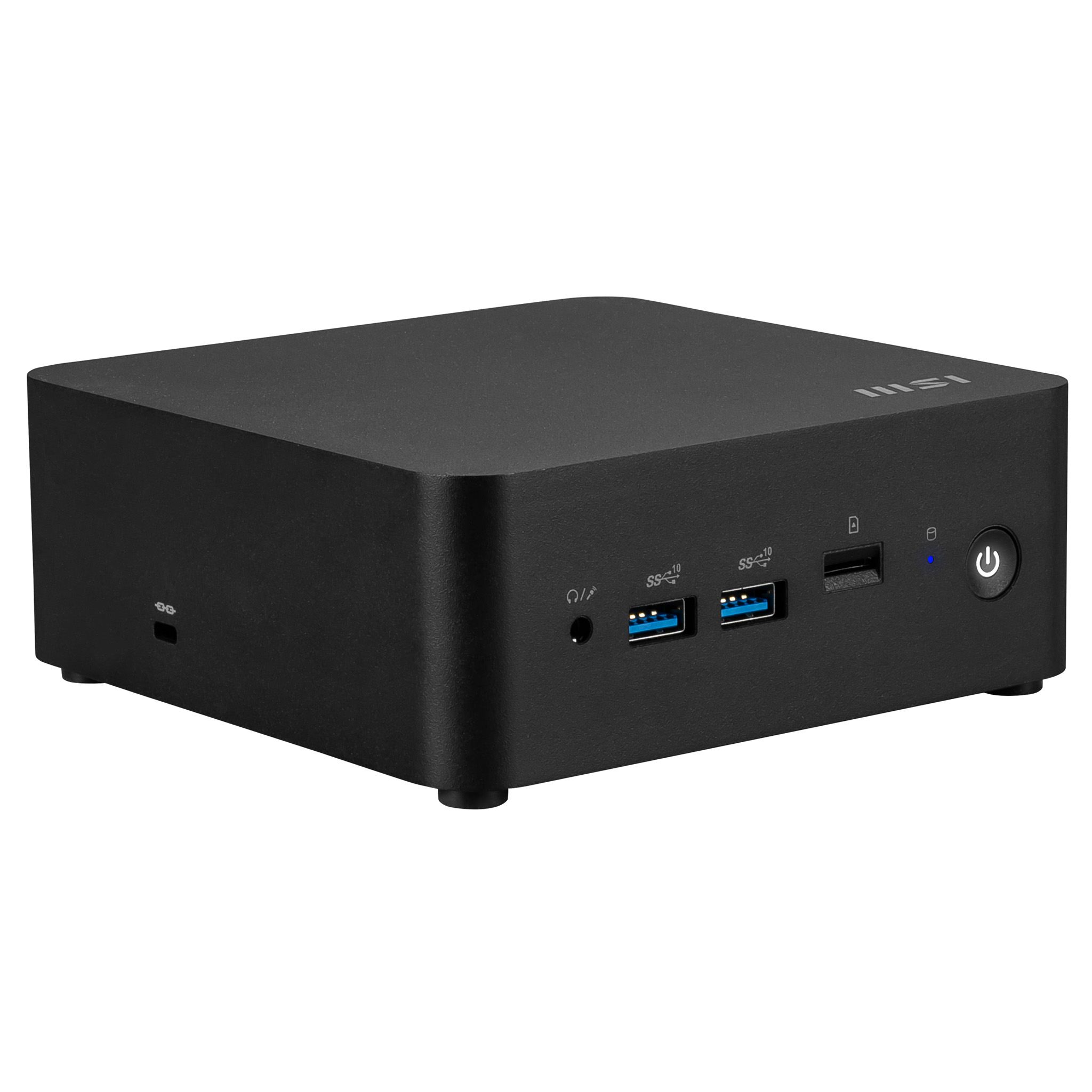 Een zwarte mini-pc, met poorten en een aan/uit-knop. De bovenkant heeft de merknaam. De achtergrond is wit.
