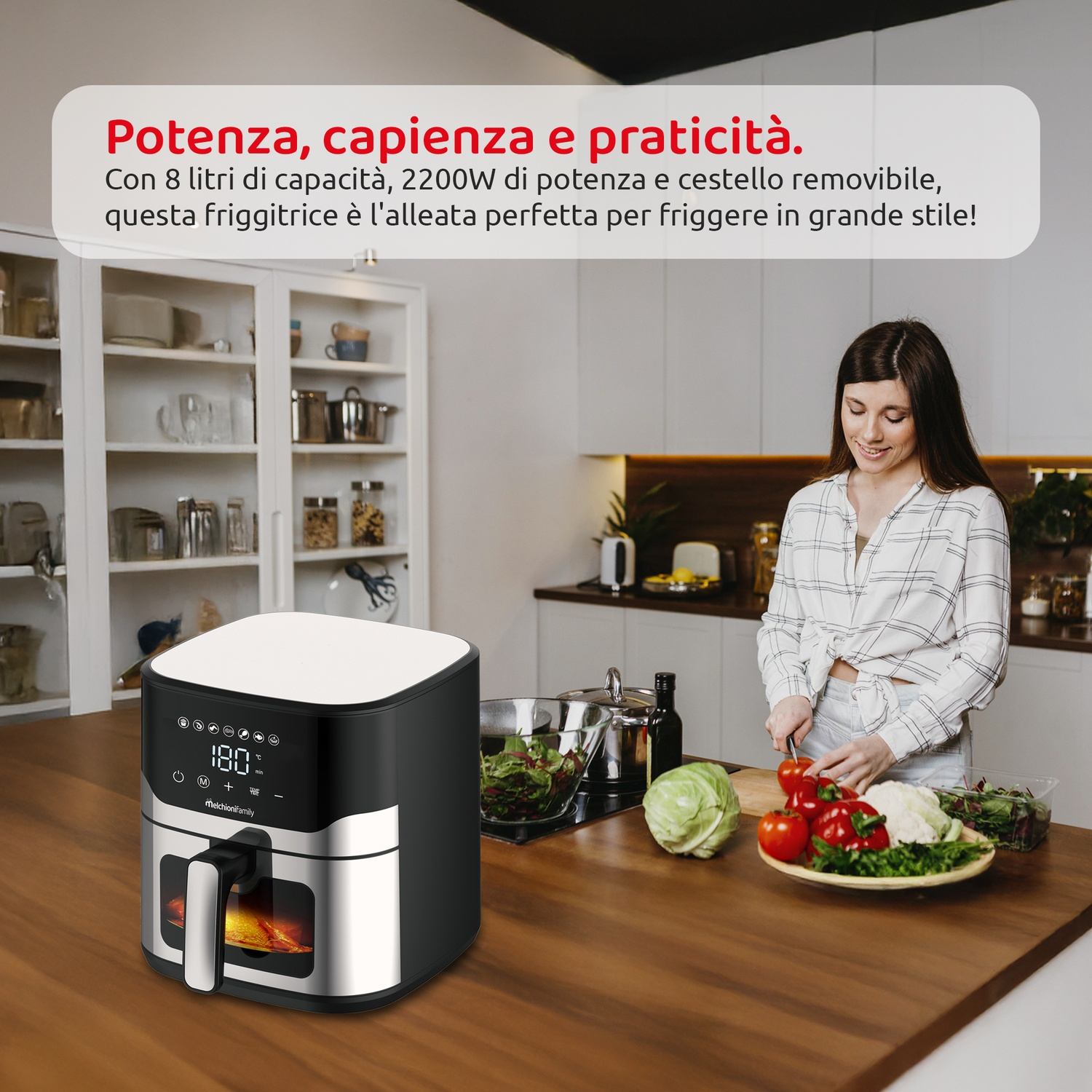 Una donna taglia verdure in una cucina. Una friggitrice ad aria è sul tavolo. Verdure e una ciotola di insalata in primo piano.