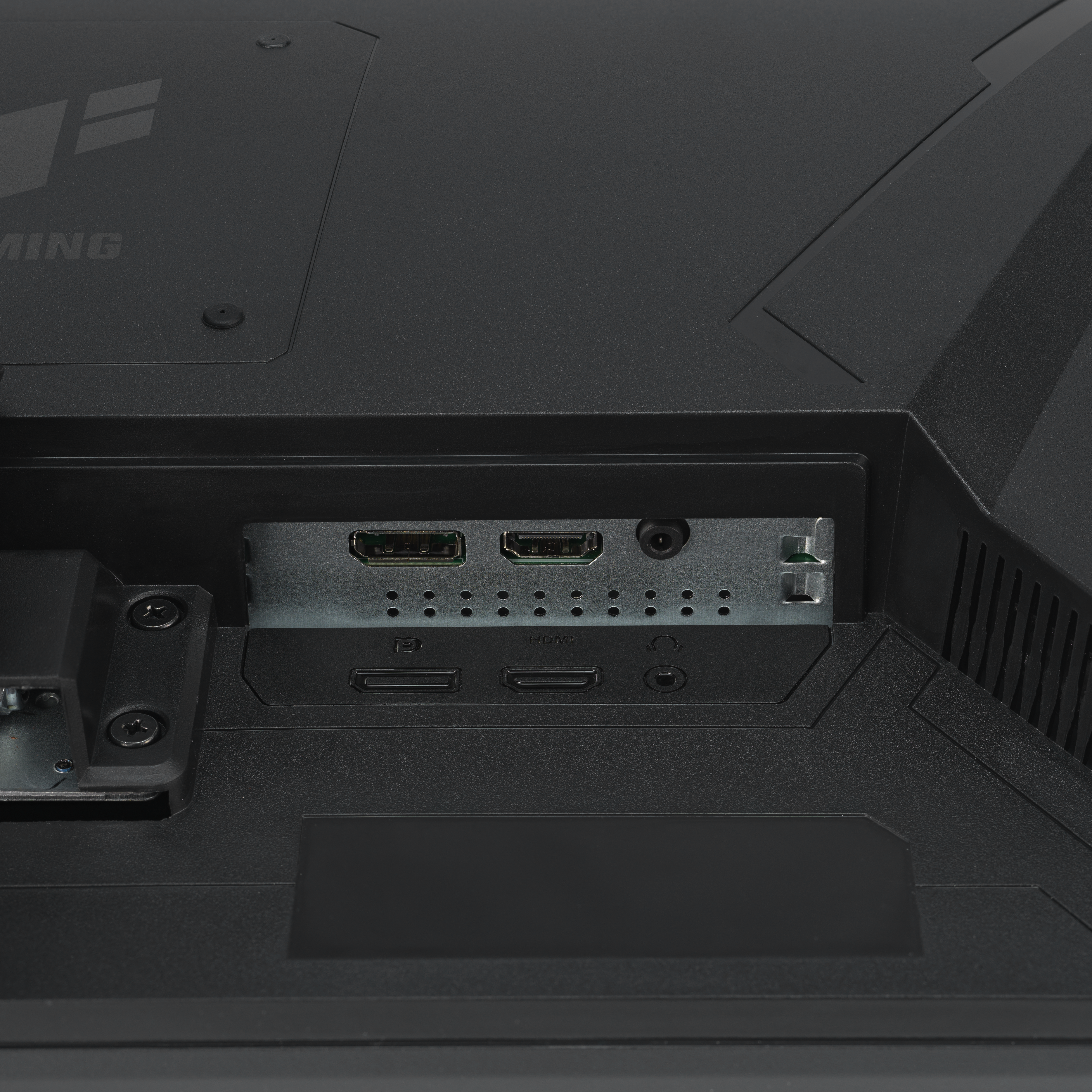 Obszar połączeń monitora z portami HDMI, USB i audio.