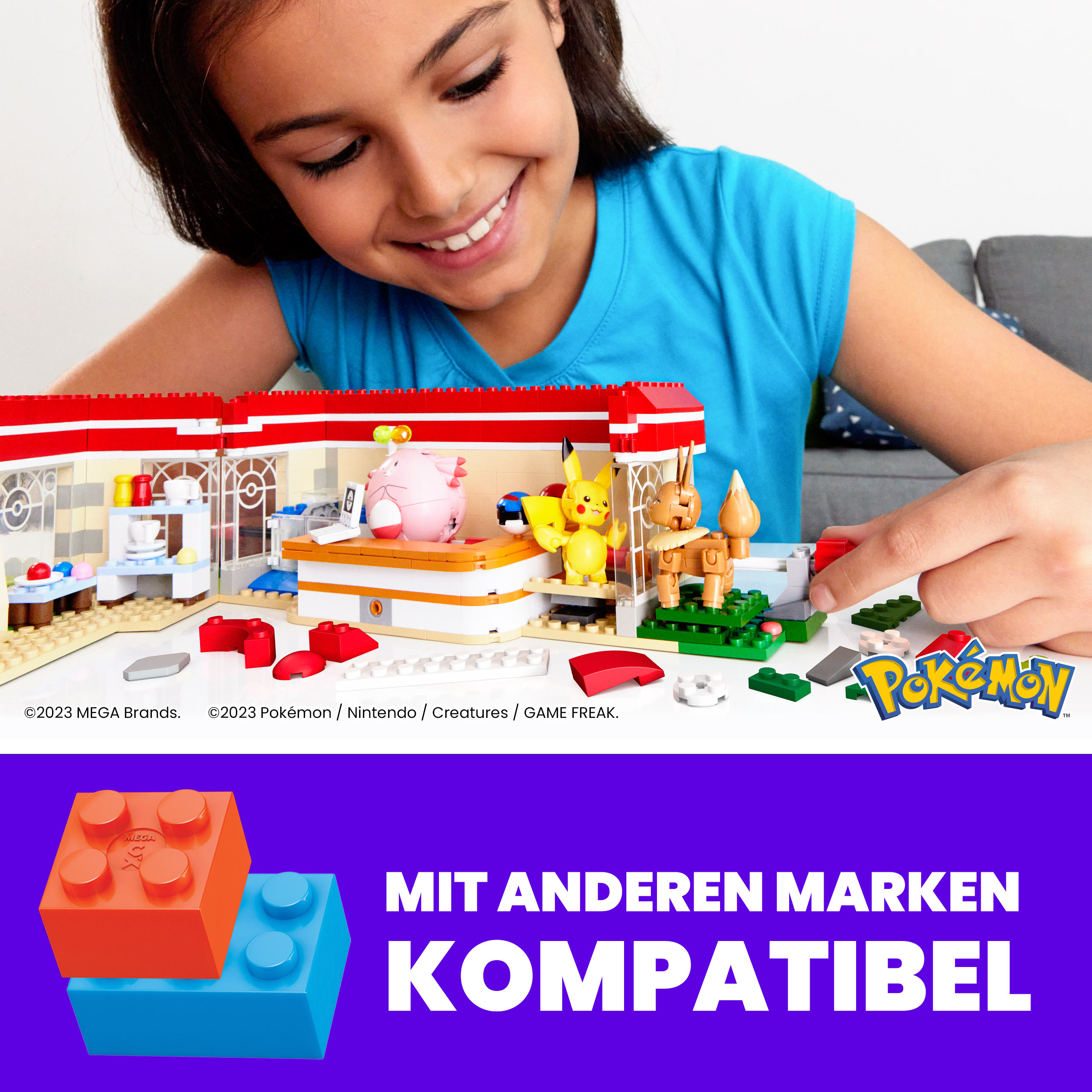 Ein Mädchen spielt mit einem Pokémon-Bausatz. Pikachu und andere Figuren sind sichtbar. Rote und orangefarbene Blöcke sind zu sehen.