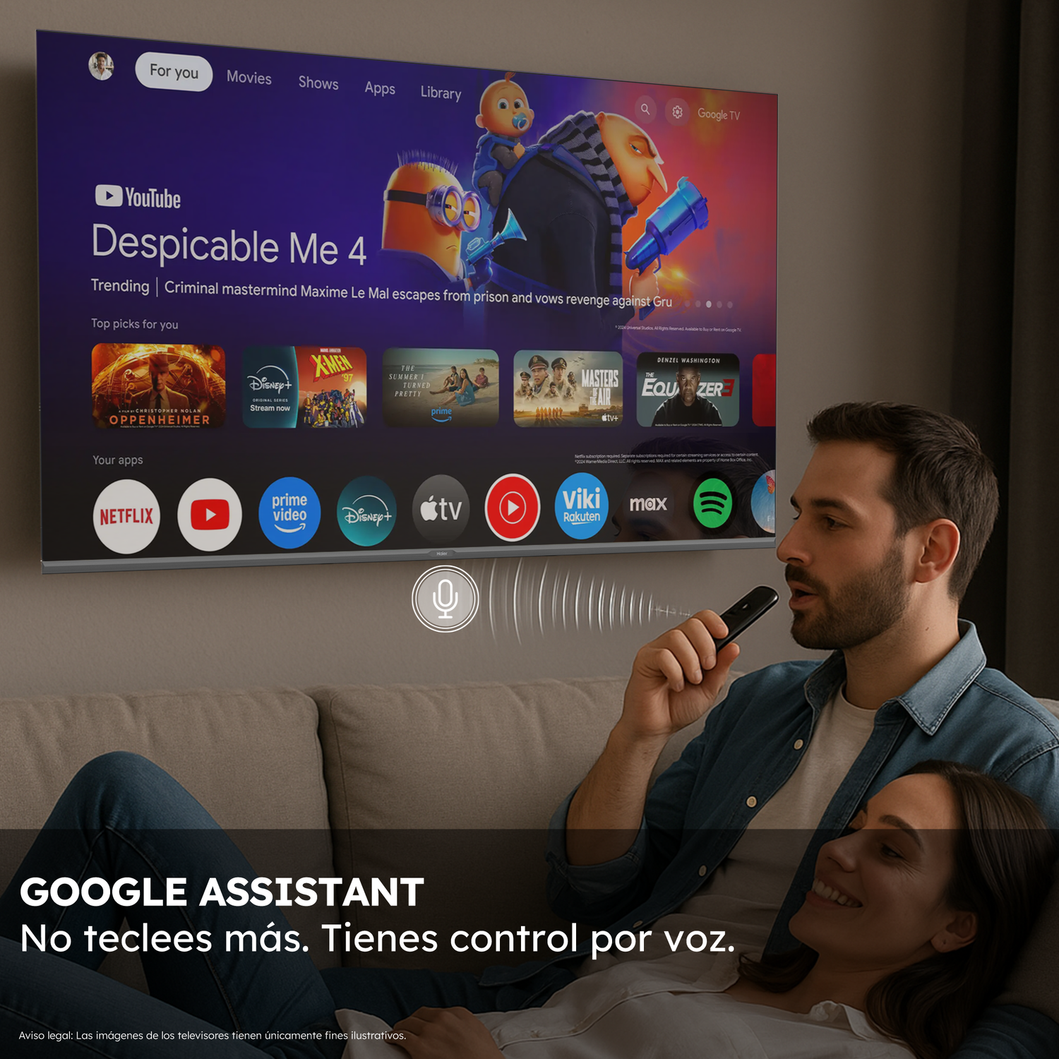 Una pareja en un sofá ve la tele. Un hombre habla a un mando a distancia.