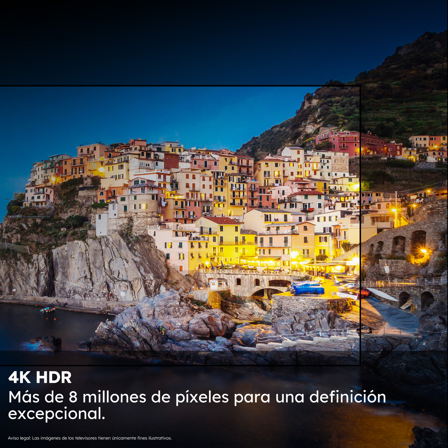 Pueblo costero con edificios coloridos en un acantilado, escena nocturna con luces reflejadas en el agua y un cielo azul oscuro.