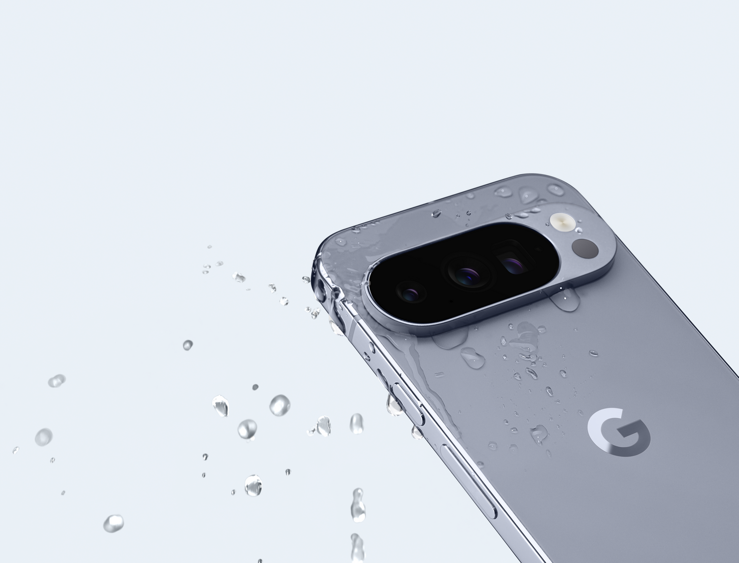 Un teléfono inteligente azul claro con gotas de agua. El módulo de la cámara tiene dos lentes y un flash. El logotipo de Google es visible.