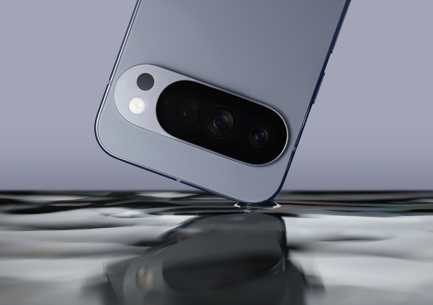 Un smartphone azul con una protuberancia de cámara se sumerge en agua. Reflejos y ondas visibles en la superficie del agua.