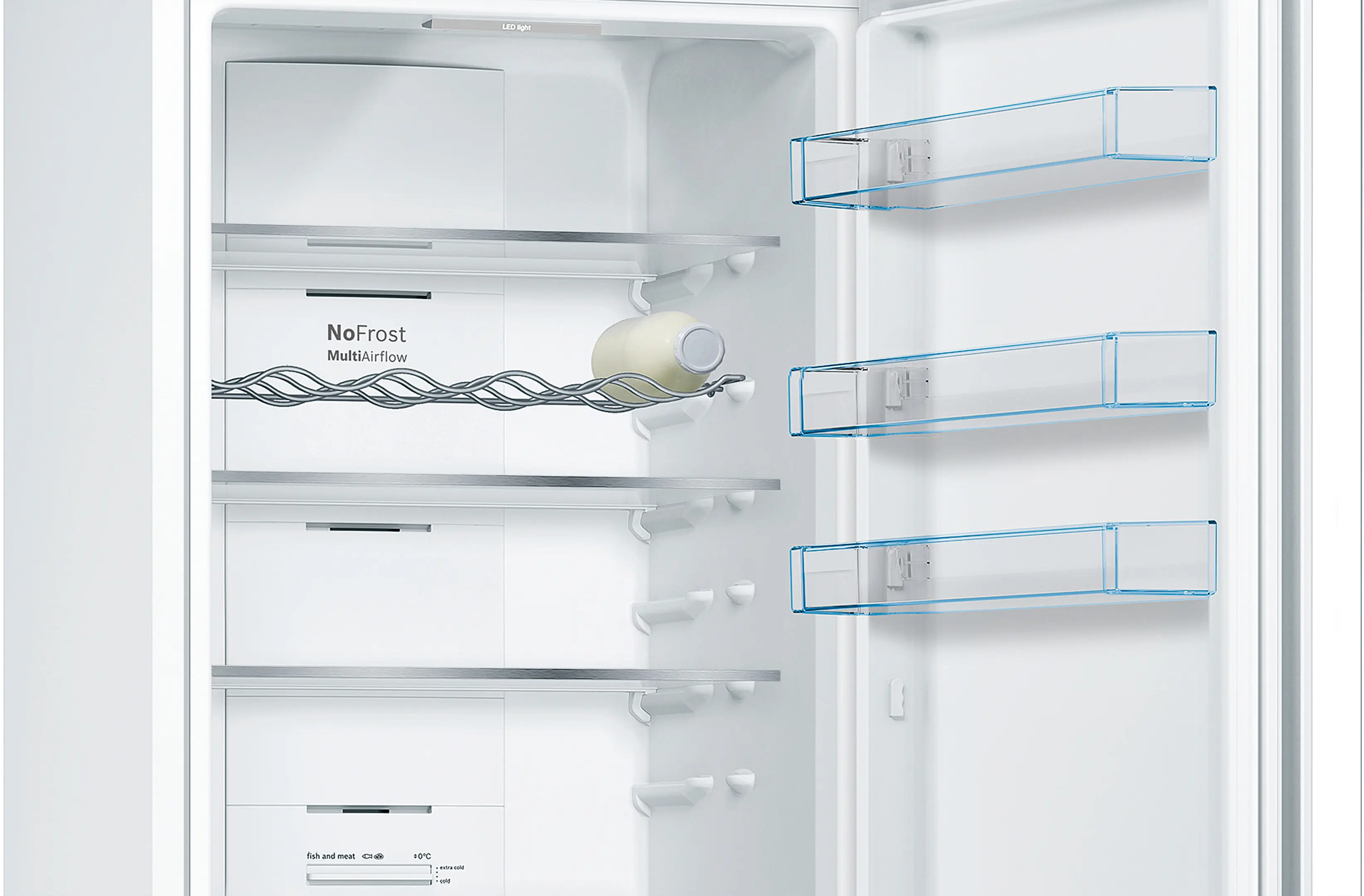 Interior de un refrigerador abierto. Tiene estantes, una botella y cajones. La puerta tiene estantes con bordes azules.