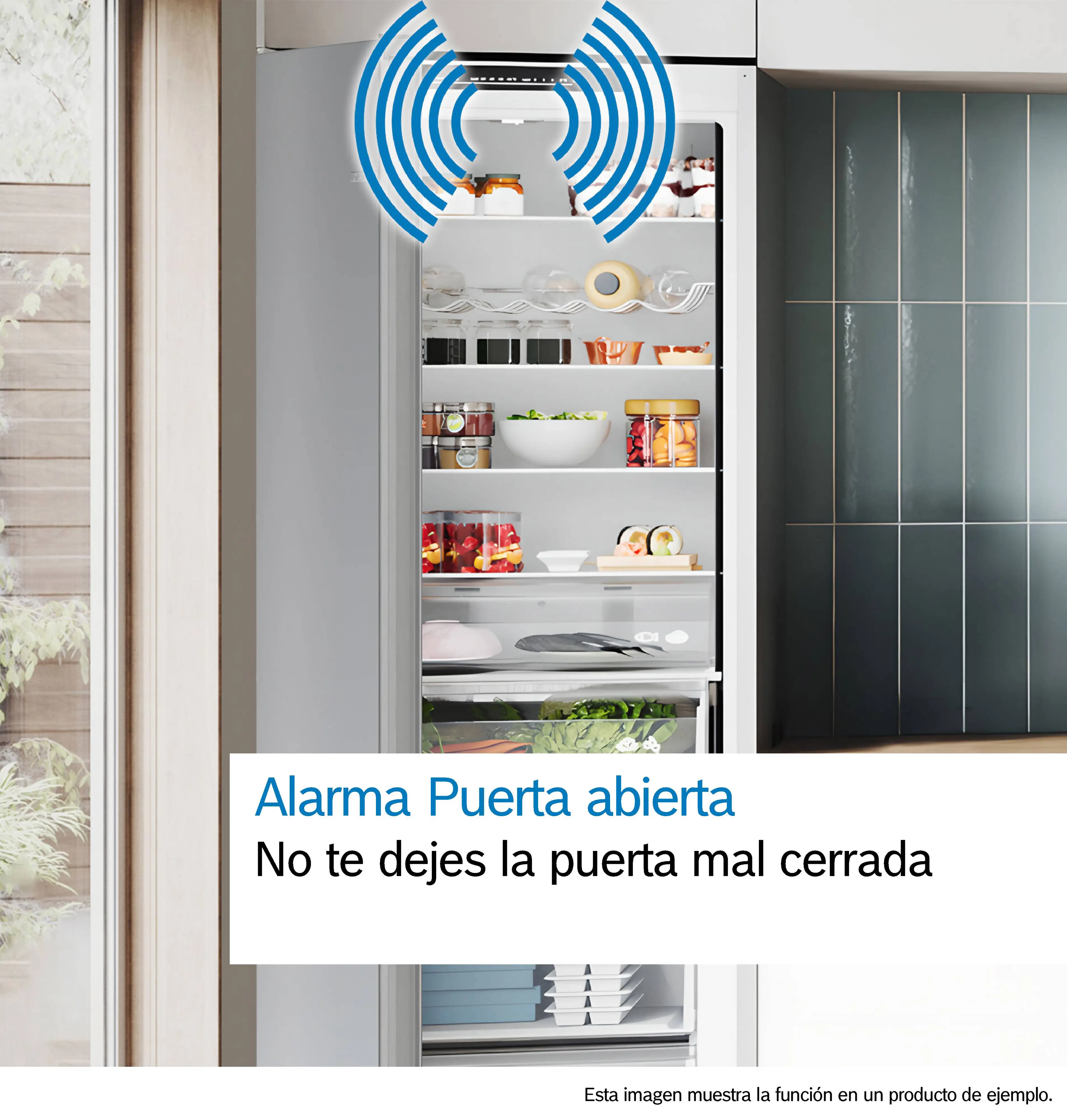 Refrigerador abierto con comida dentro. Ondas de señal azules arriba. Texto: Alarma puerta abierta. No dejes la puerta abierta.