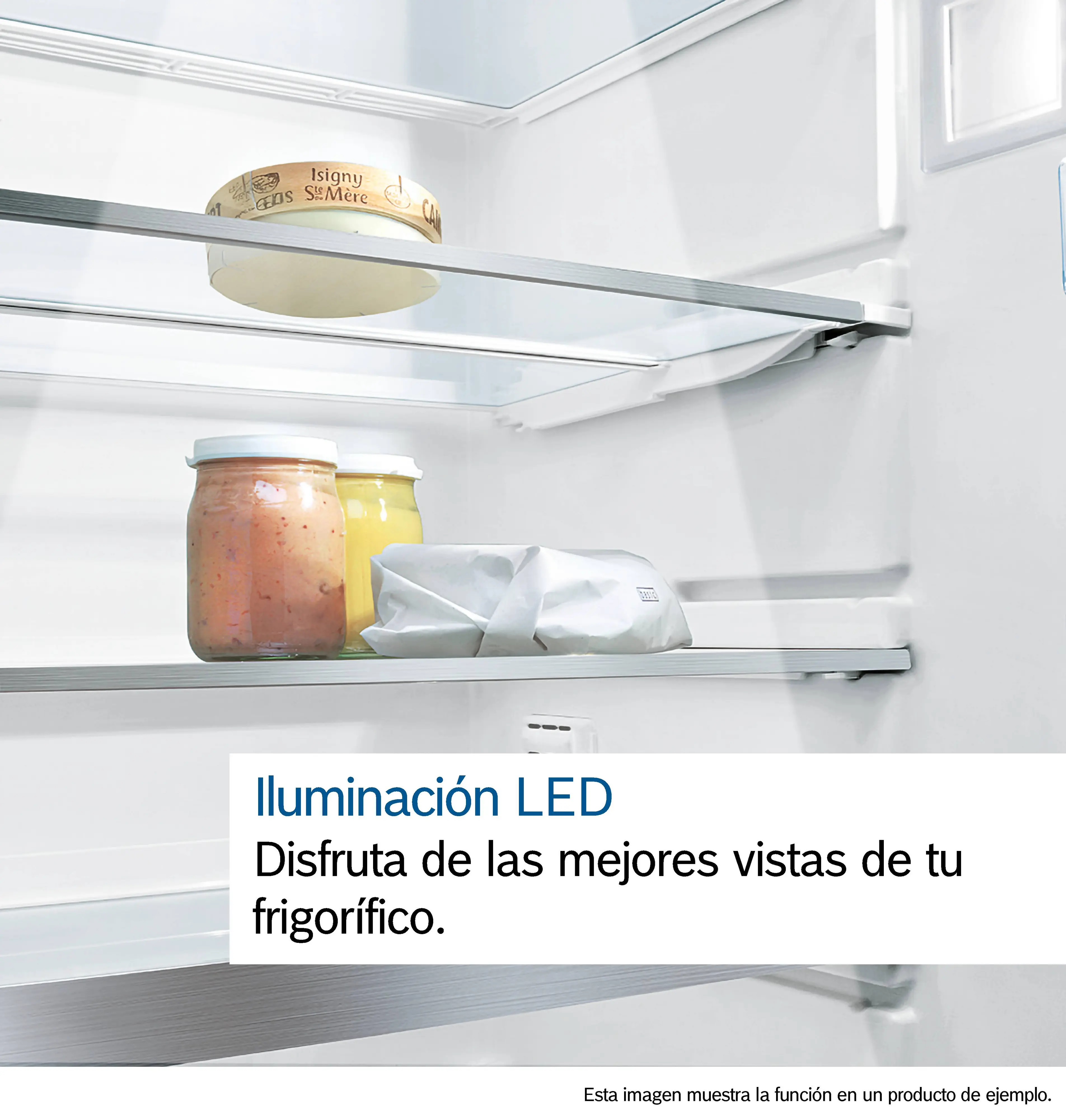 Dentro de un refrigerador, hay frascos, un artículo envuelto y queso. El refrigerador tiene iluminación LED.