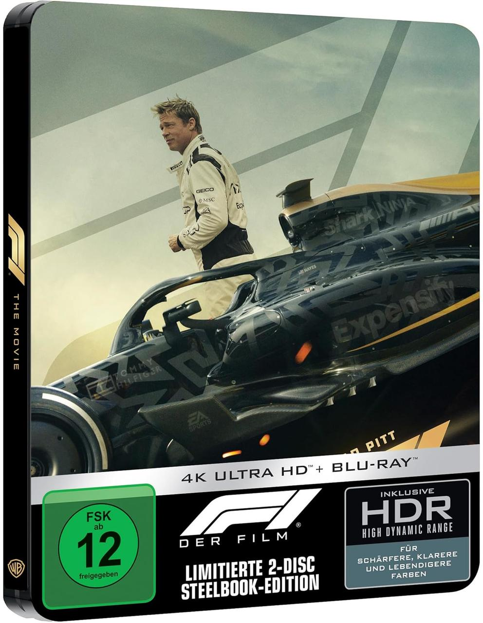 Ein Filmcover zeigt Brad Pitt in einem Rennanzug neben einem Rennwagen. Das Cover enthält Text und Logos für den Film.