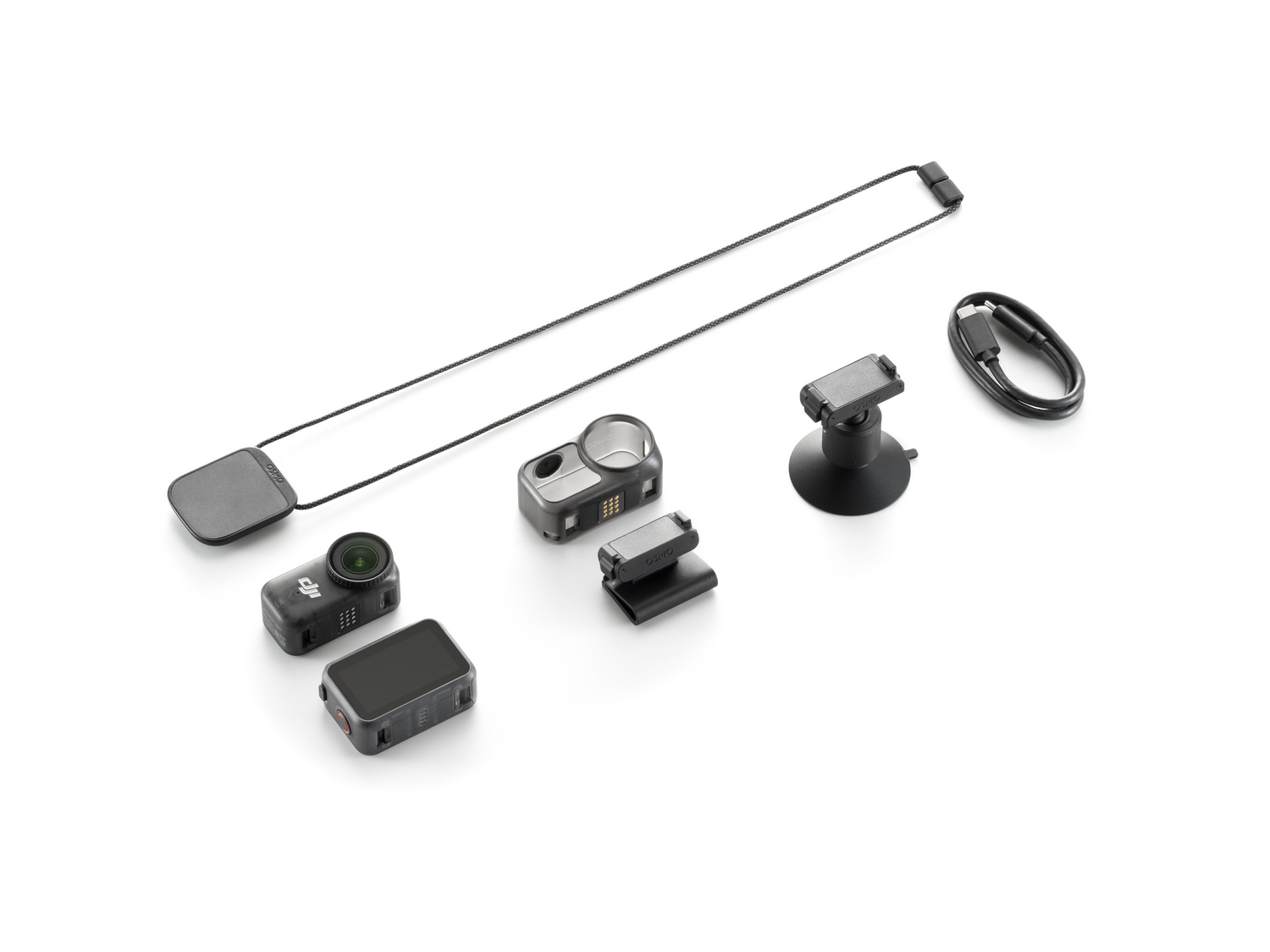 Cámara DJI Osmo Action y accesorios sobre blanco. Incluye cámara, monturas, cordón, cable USB. Artículos negros y grises.