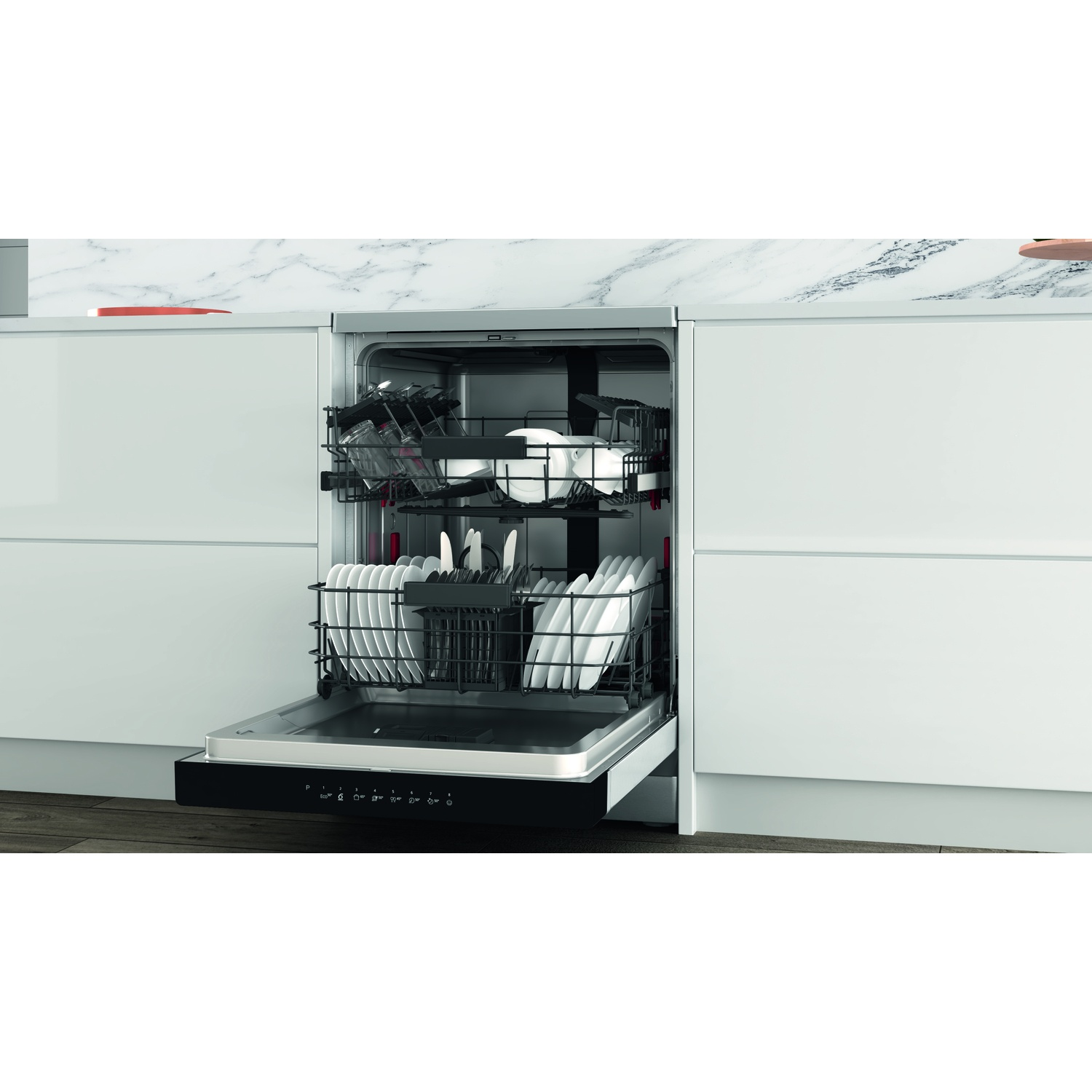 Lave-vaisselle ouvert chargé de plats et de verres. Meuble de cuisine en arrière-plan. Panneau de commande noir en bas, avec de la vaisselle blanche à l'intérieur.