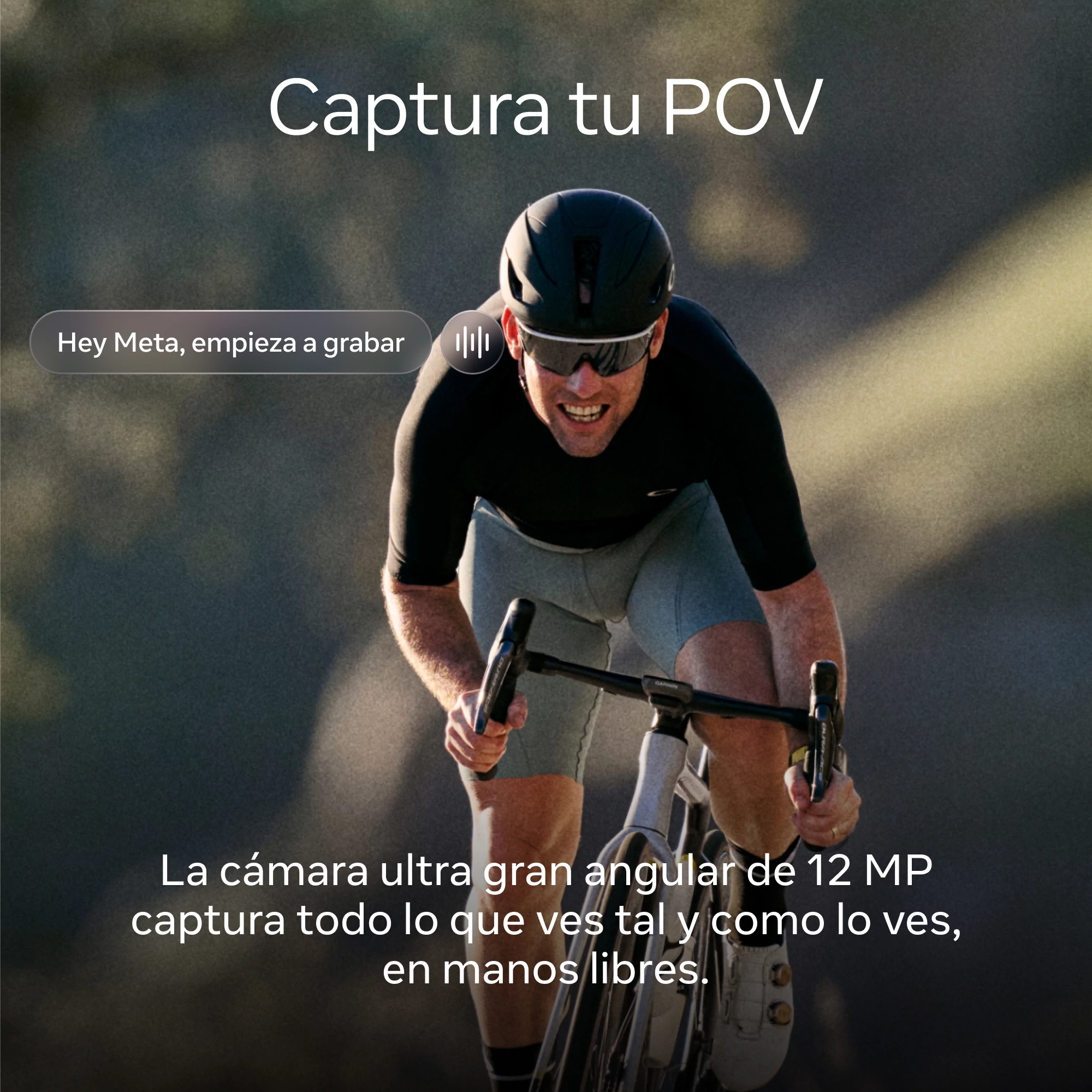 Ciclista con casco y gafas de sol en bicicleta. Fondo borroso. El texto dice 'Captura tu POV'.